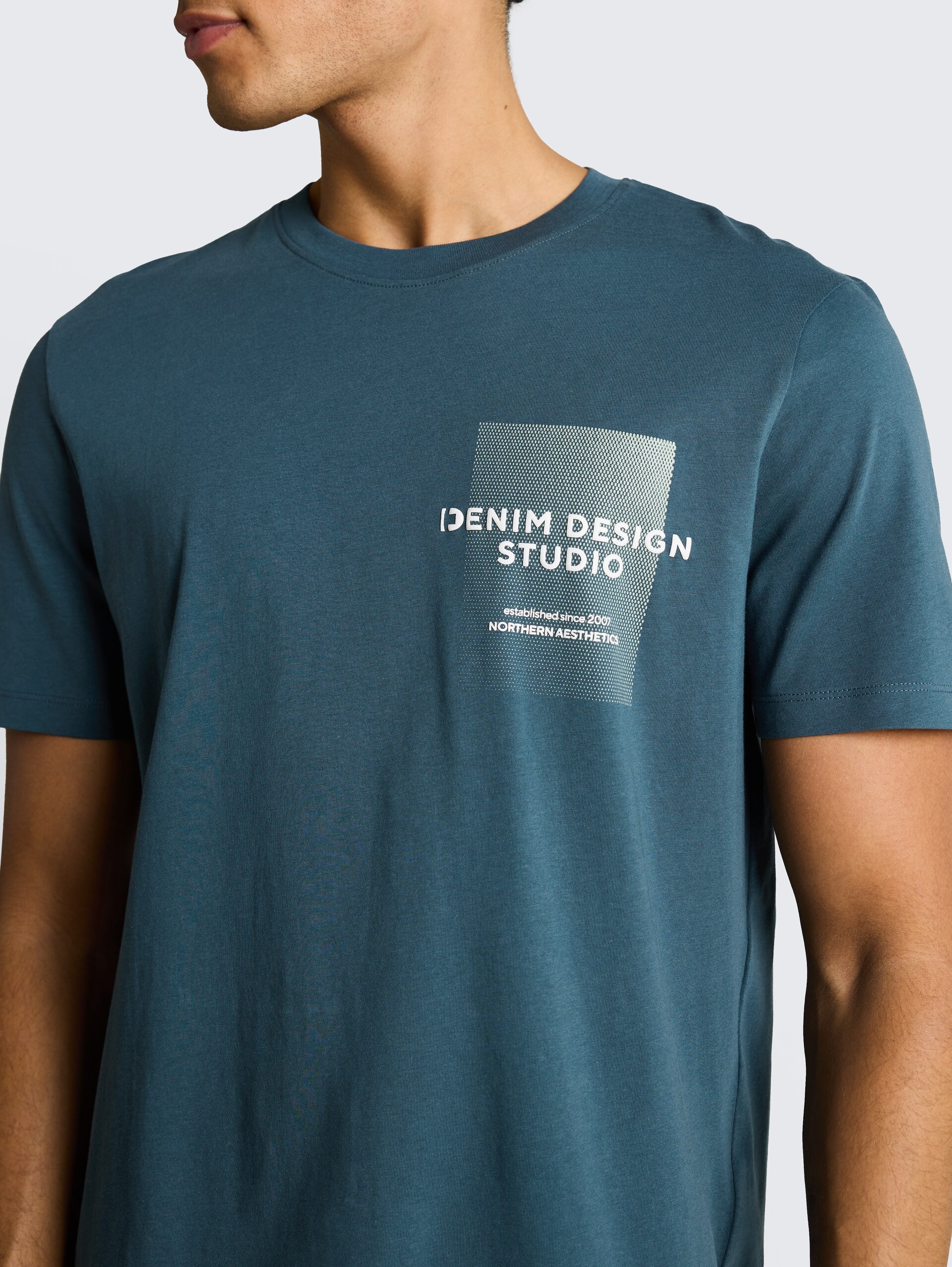 T-shirt met print - tide petrol - Detailaanzicht model