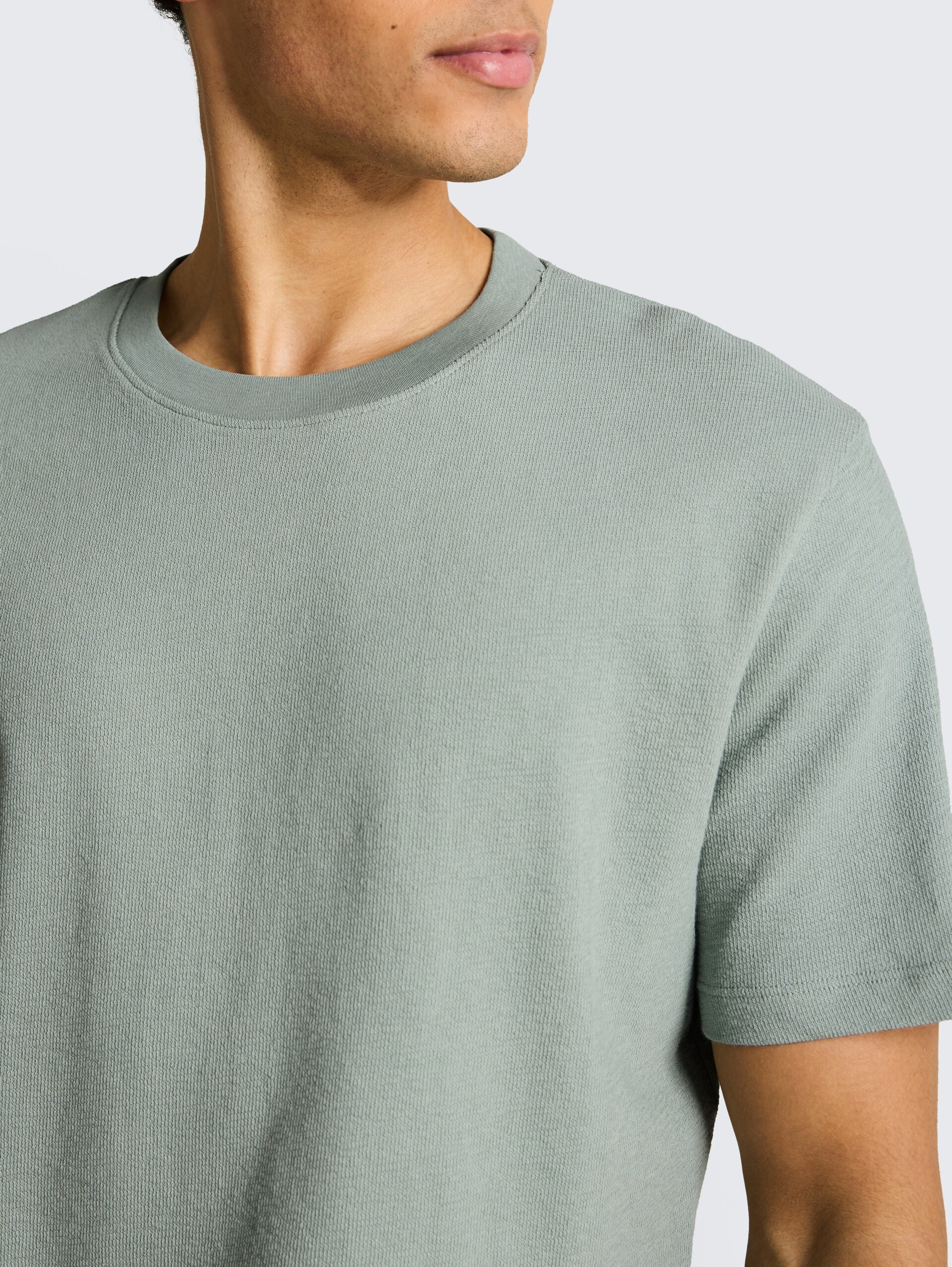 T-shirt van katoenen badstof - green mist - Detailaanzicht model