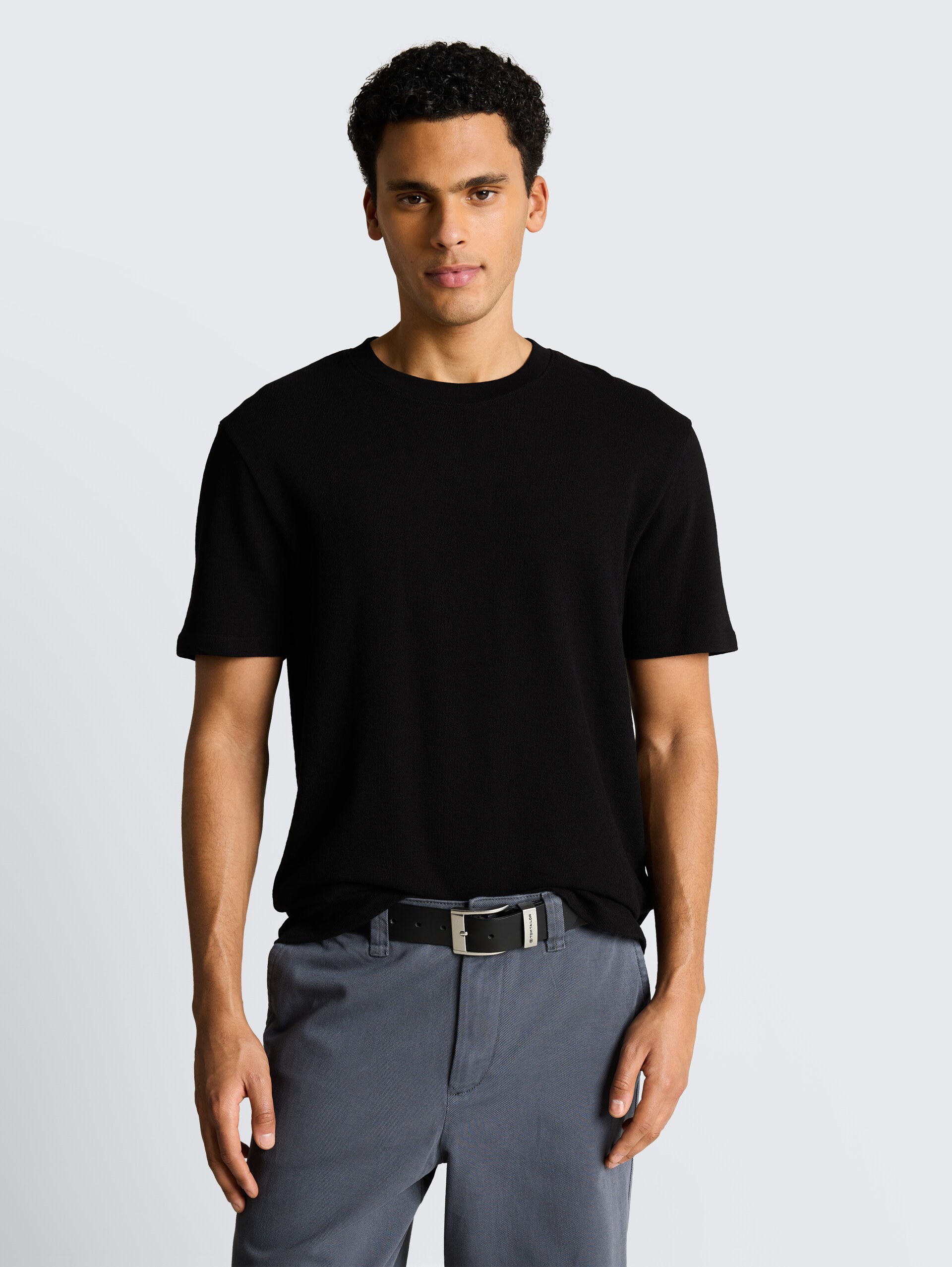 T-shirt van katoenen badstof - Black - Nek model vooraanzicht