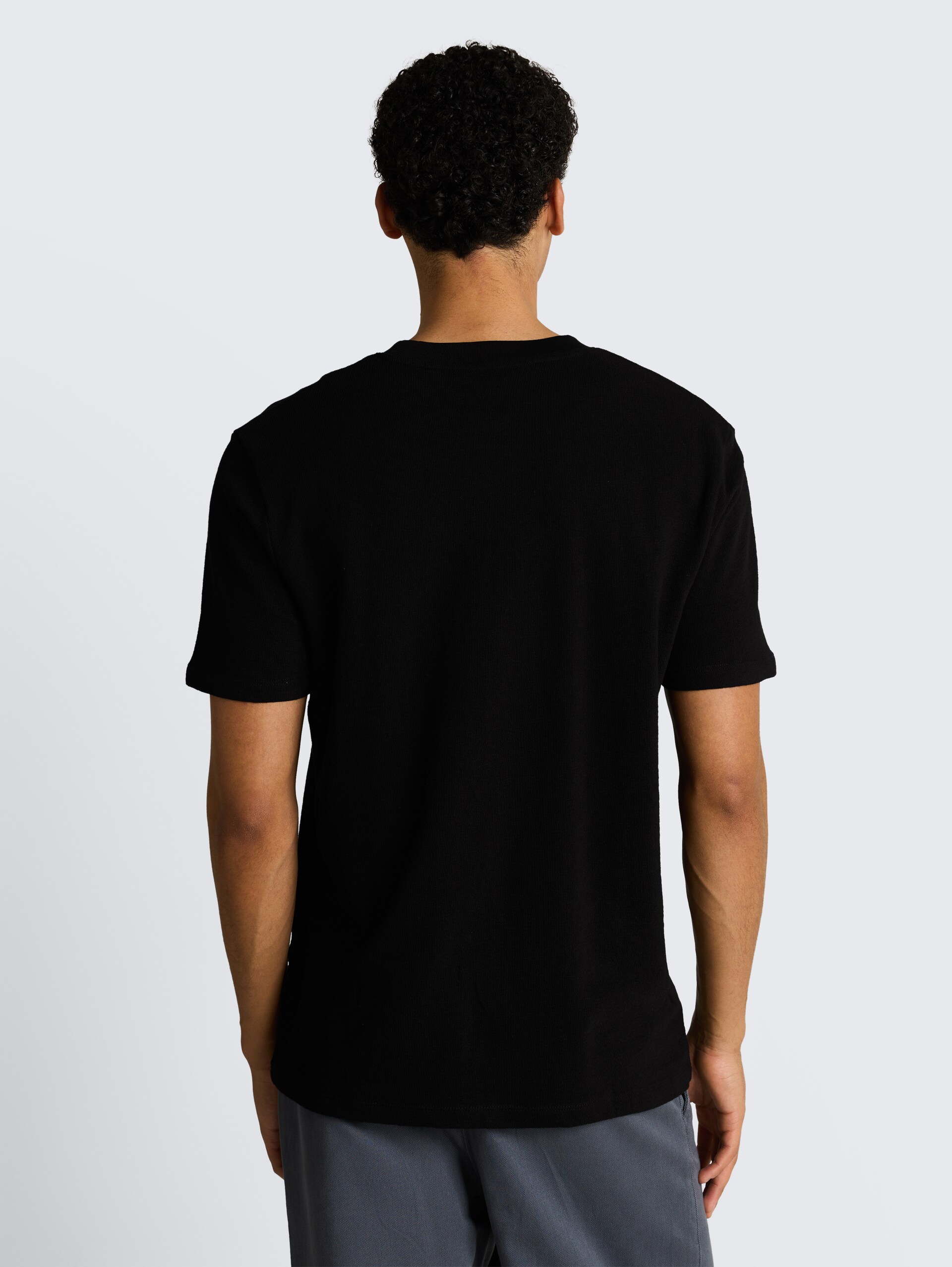 T-shirt van katoenen badstof - Black - Neklijn model-achteraanzicht