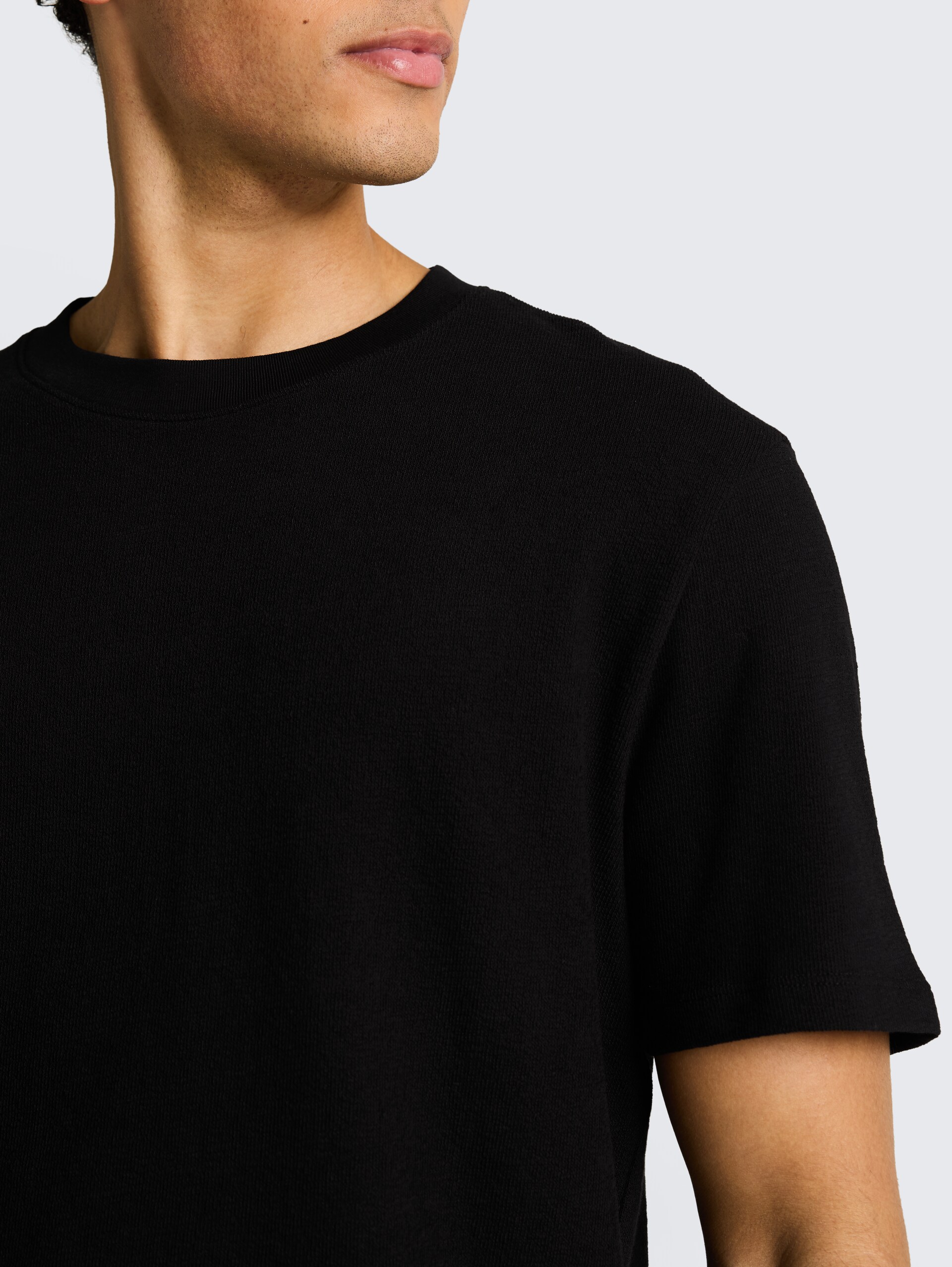 T-shirt van katoenen badstof - Black - Detailaanzicht model