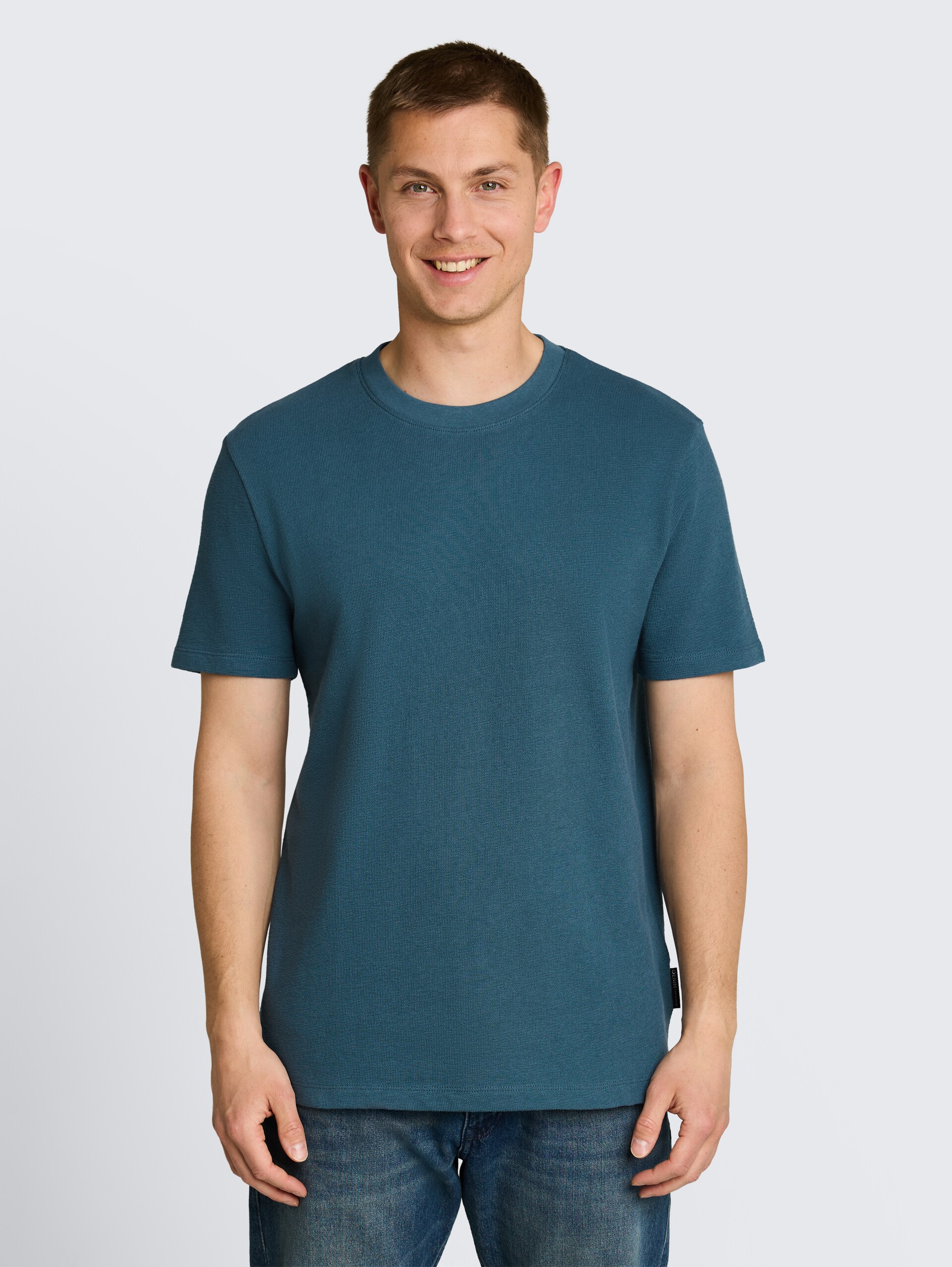 T-shirt van katoenen badstof - tide petrol - Nek model vooraanzicht