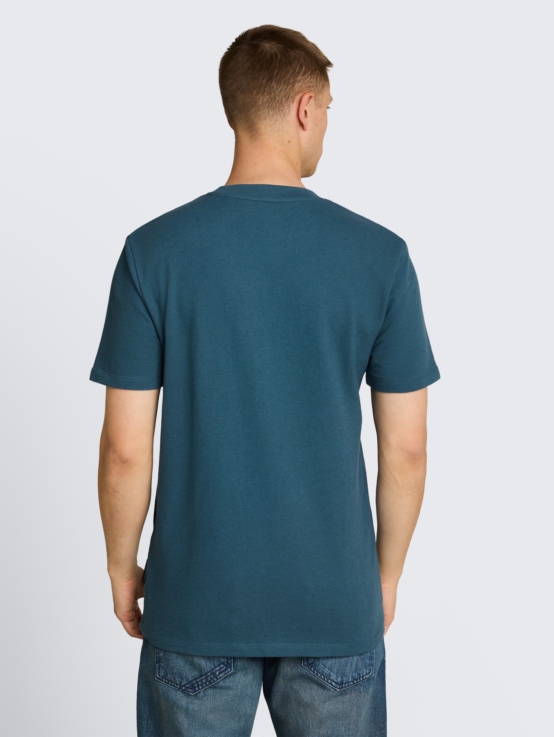 T-shirt van katoenen badstof - tide petrol - Neklijn model-achteraanzicht
