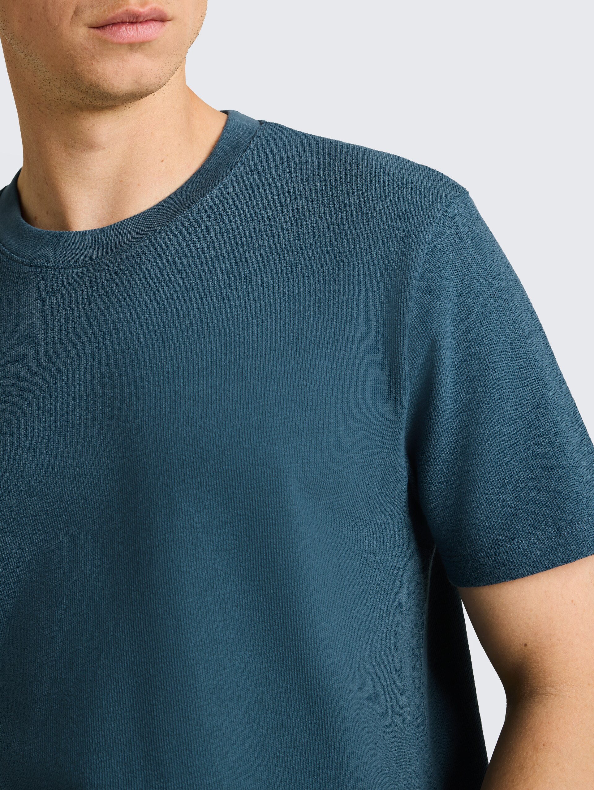 T-shirt van katoenen badstof - tide petrol - Detailaanzicht model