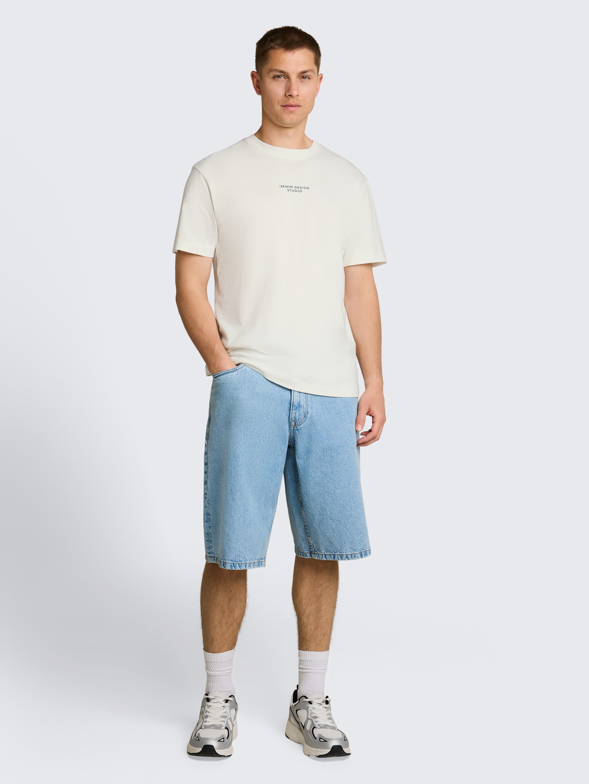 Relaxed fit T-shirt with back print - Wool White - Model front view