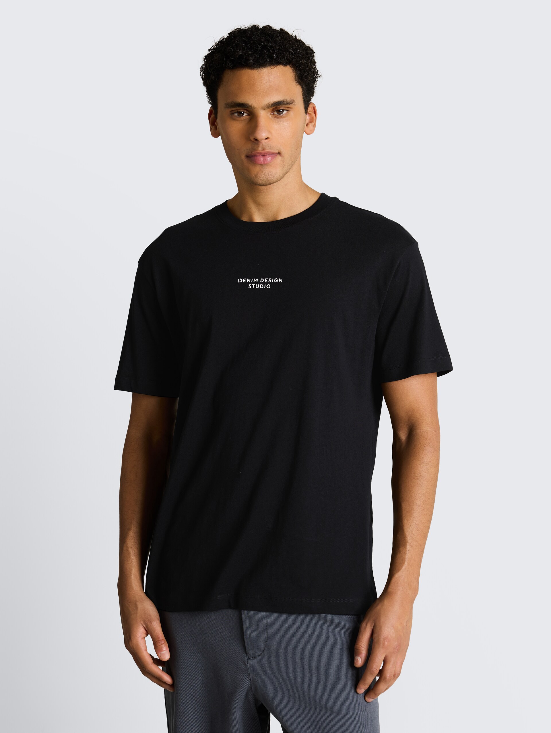 T-shirt met relaxte pasvorm en print op de rug - Black - Nek model vooraanzicht