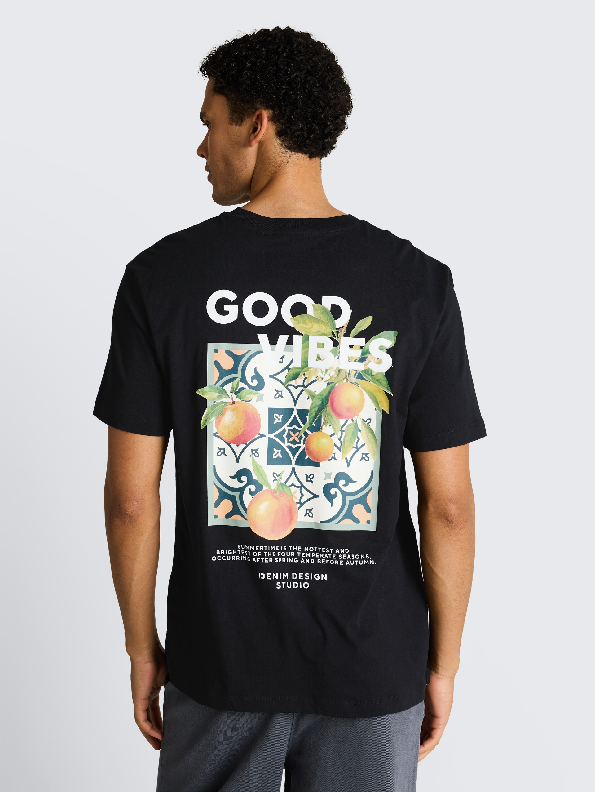 T-shirt met relaxte pasvorm en print op de rug - Black - Neklijn model-achteraanzicht