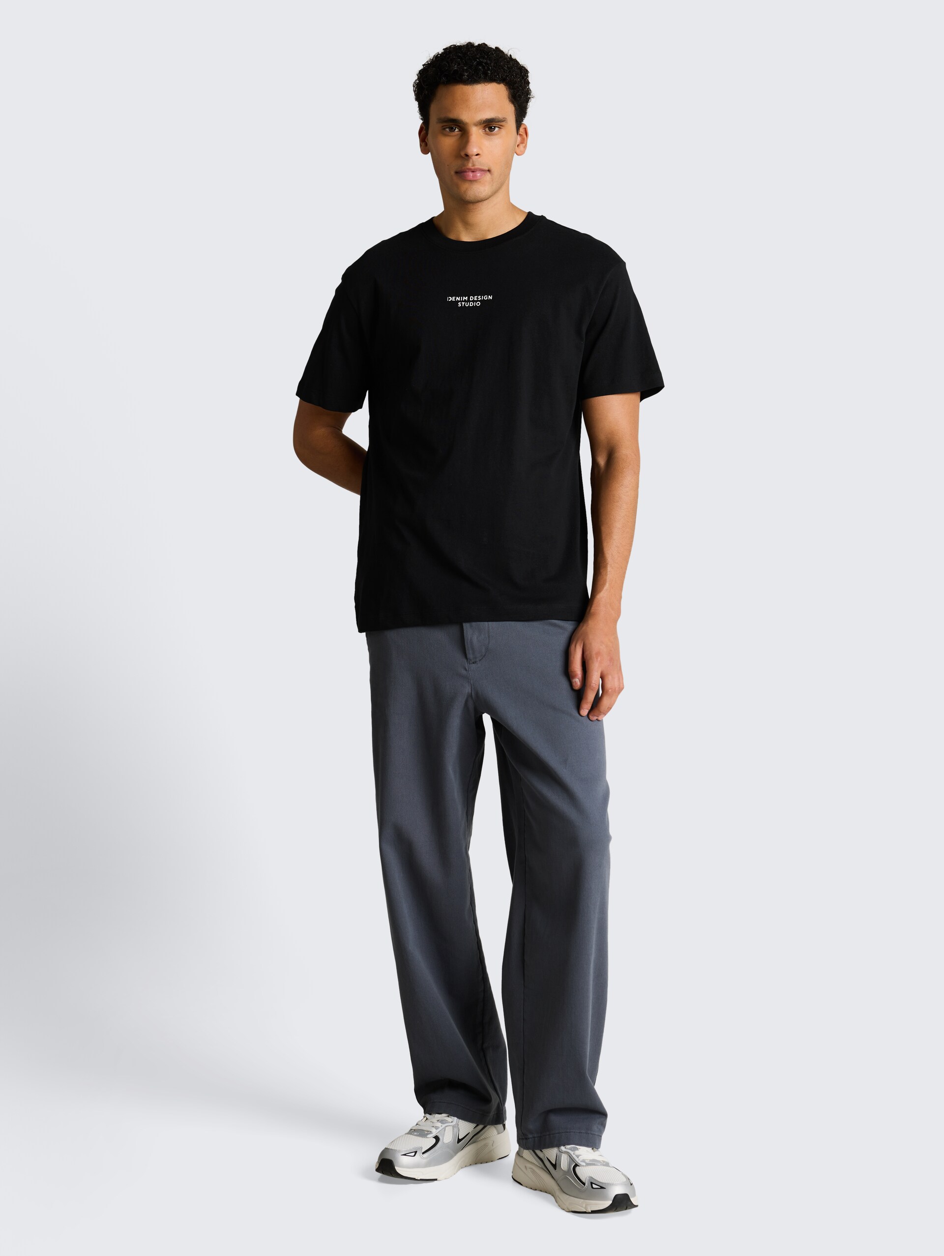 T-shirt met relaxte pasvorm en print op de rug - Black - Model vooraanzicht