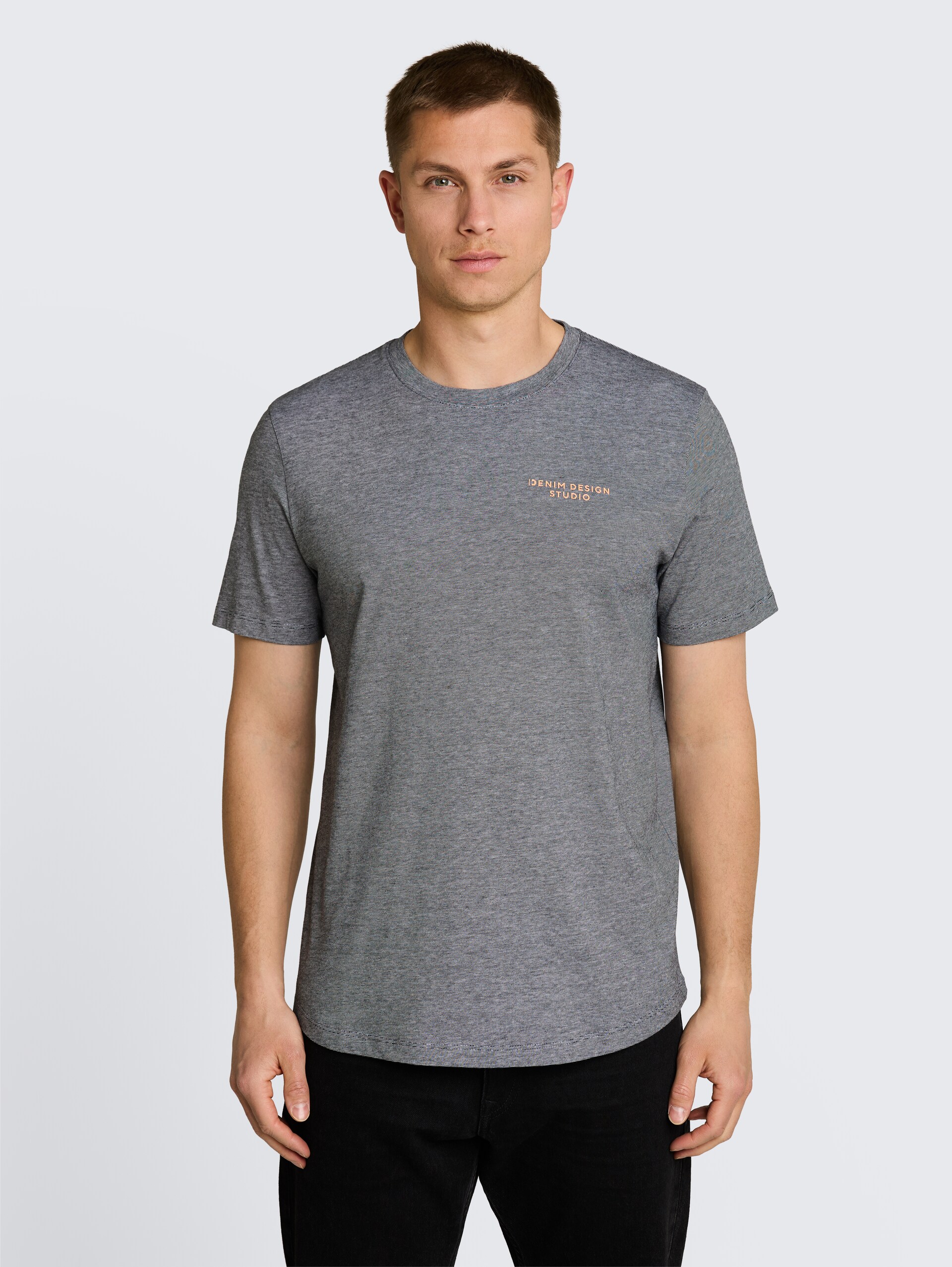 T-shirt met fijne streepjes - black white mini stripe - Nek model vooraanzicht