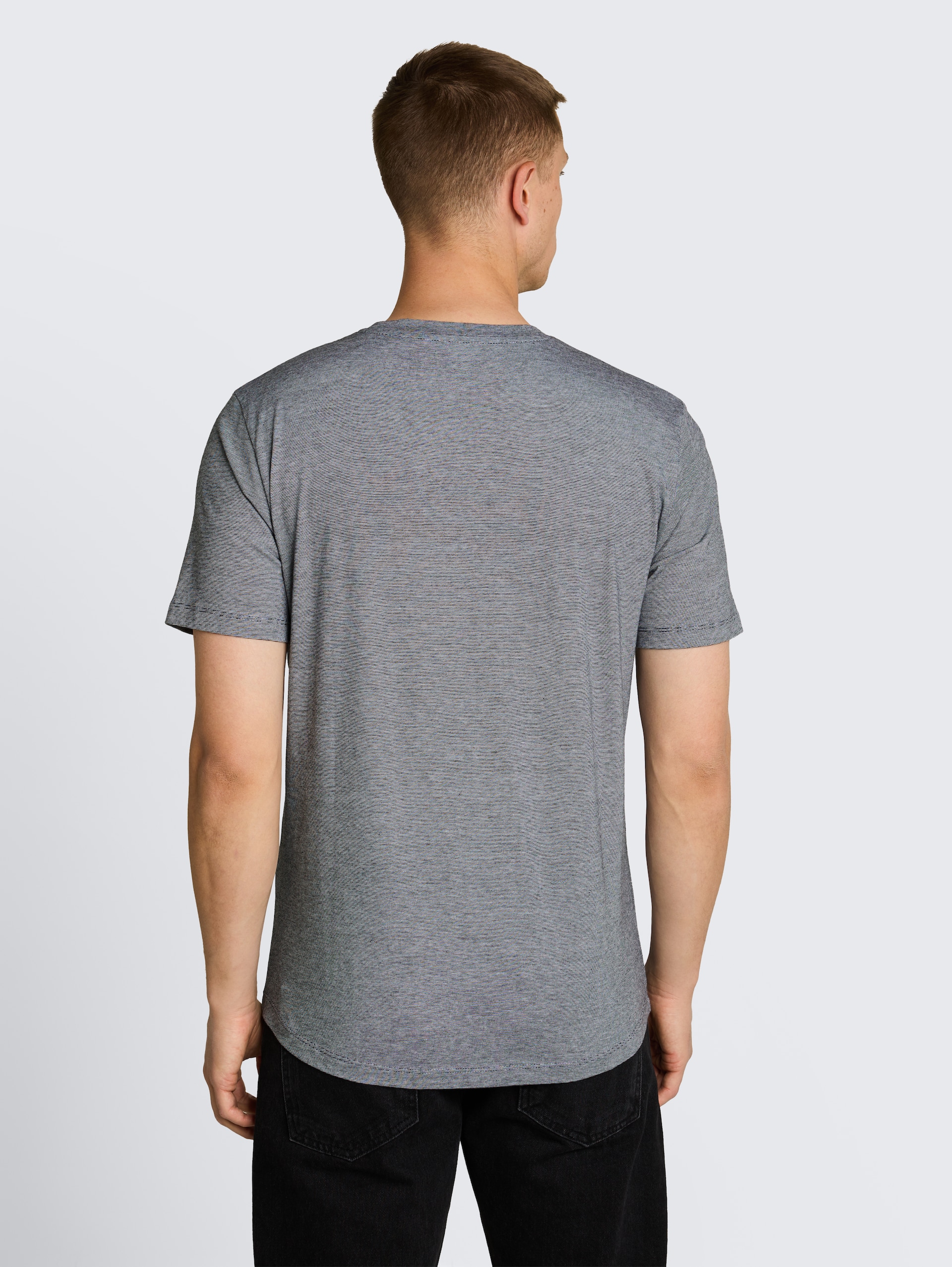 T-shirt met fijne streepjes - black white mini stripe - Neklijn model-achteraanzicht