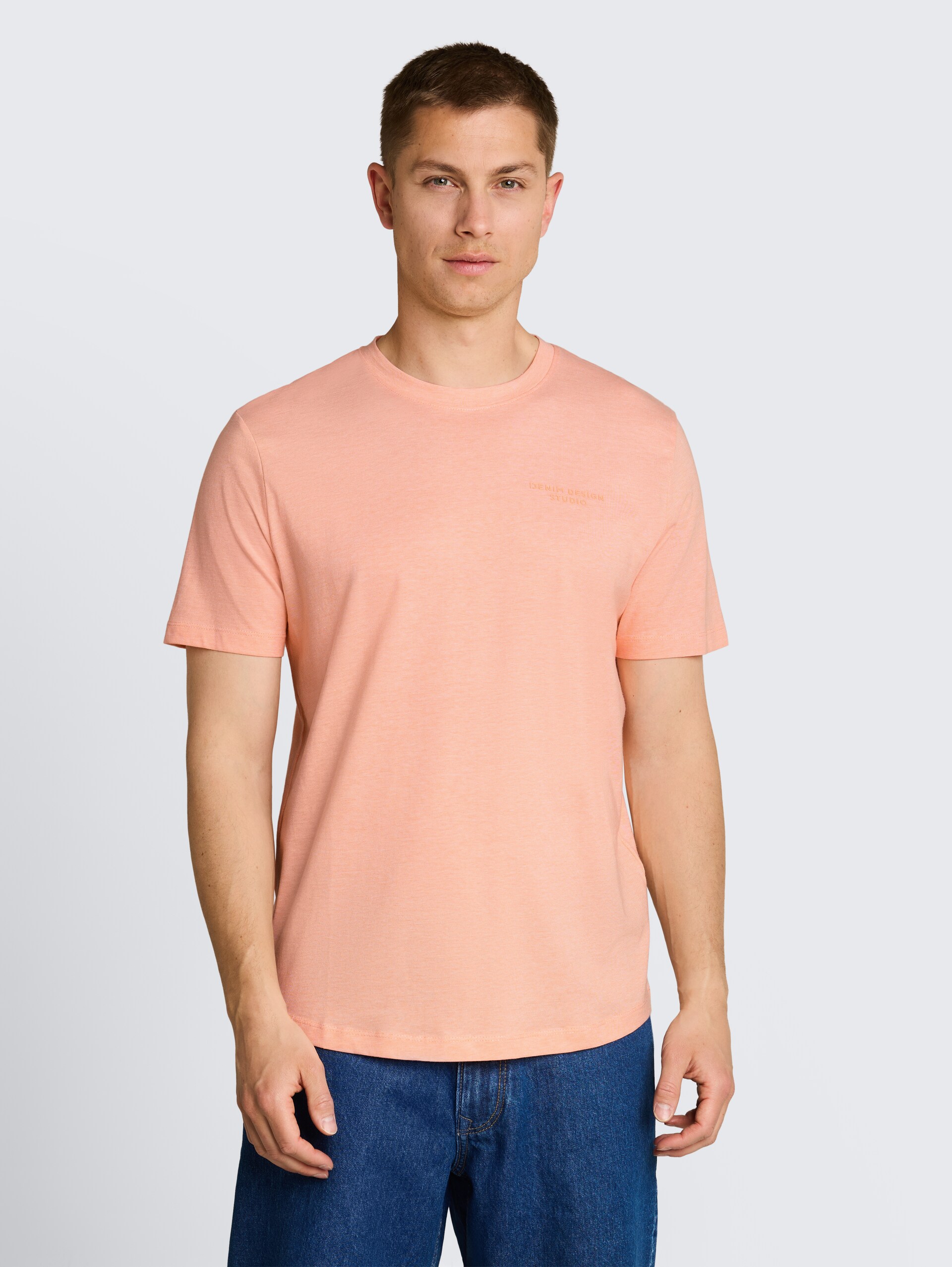 T-shirt met fijne streepjes - peach orange white fine stripe - Nek model vooraanzicht