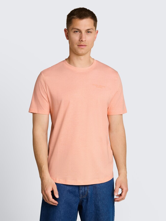 T-Shirt mit feinem Streifenmuster von Denim Male, peach orange white fine stripe