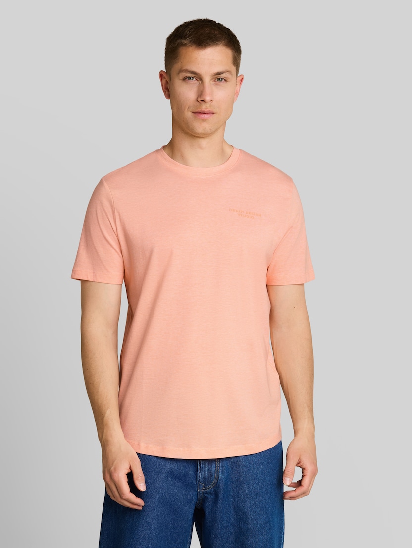 T-Shirt mit feinem Streifenmuster von Denim Male, peach orange white fine stripe