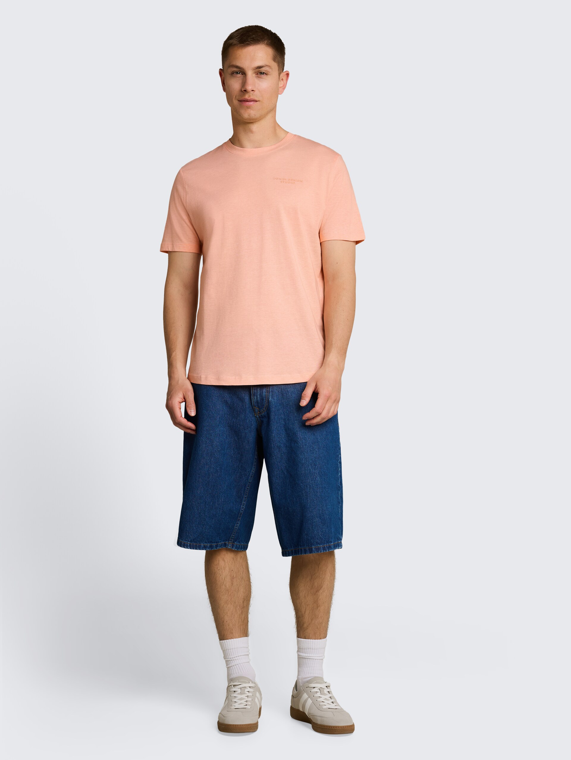 T-shirt met fijne streepjes - peach orange white fine stripe - Model vooraanzicht