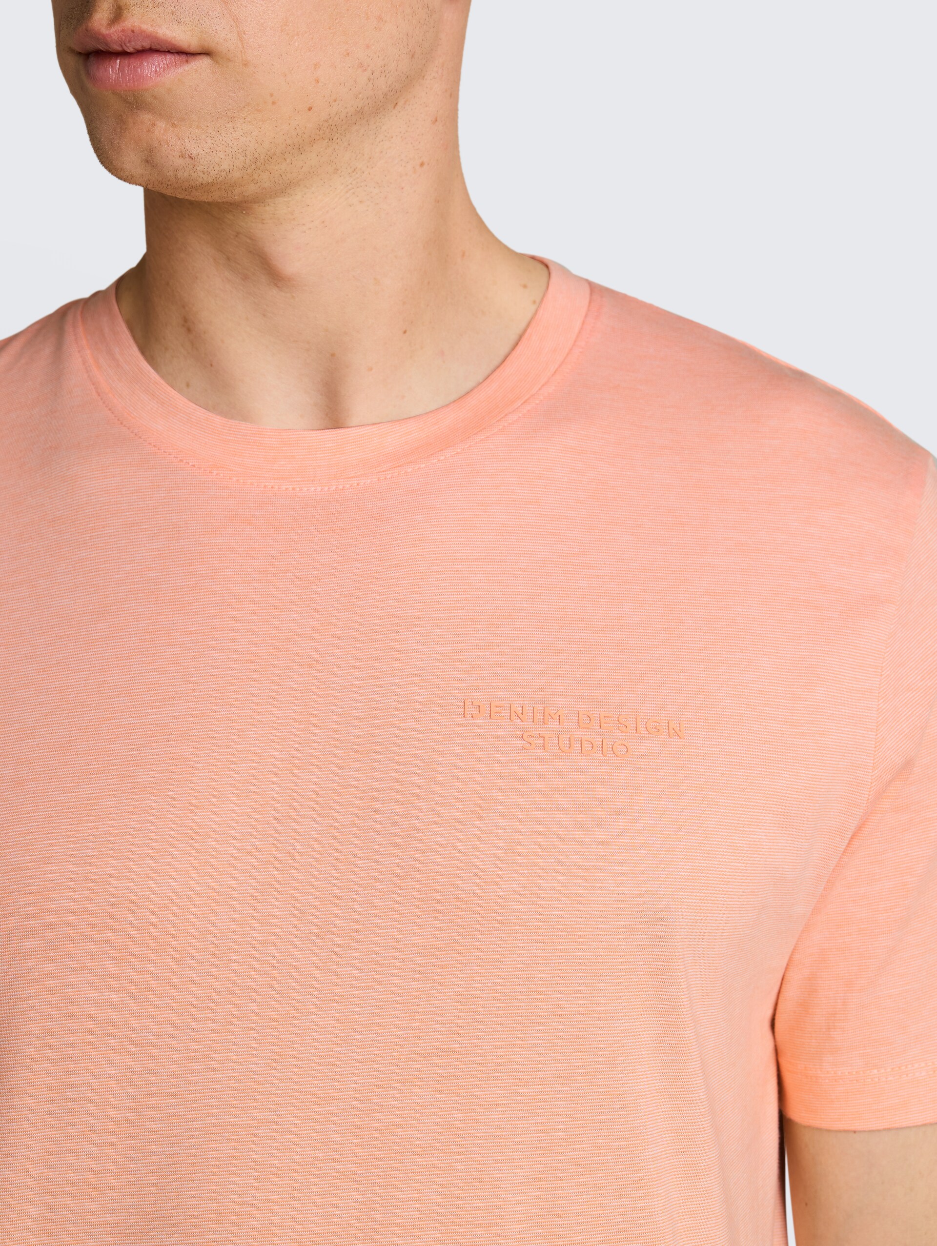T-shirt met fijne streepjes - peach orange white fine stripe - Detailaanzicht model