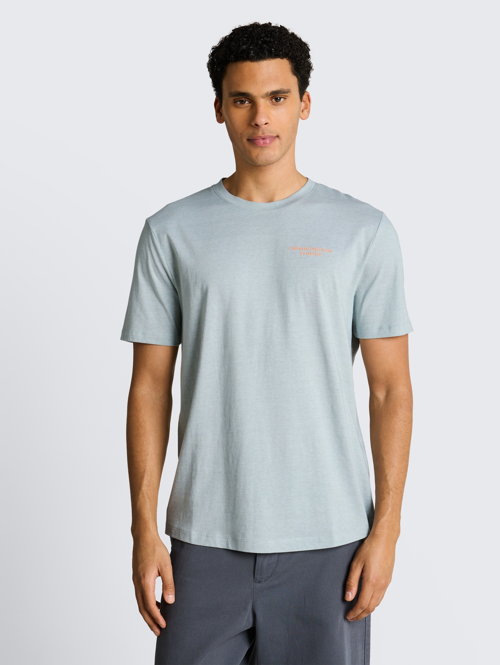 T-shirt met fijne streepjes - green white fine stripe - Nek model vooraanzicht
