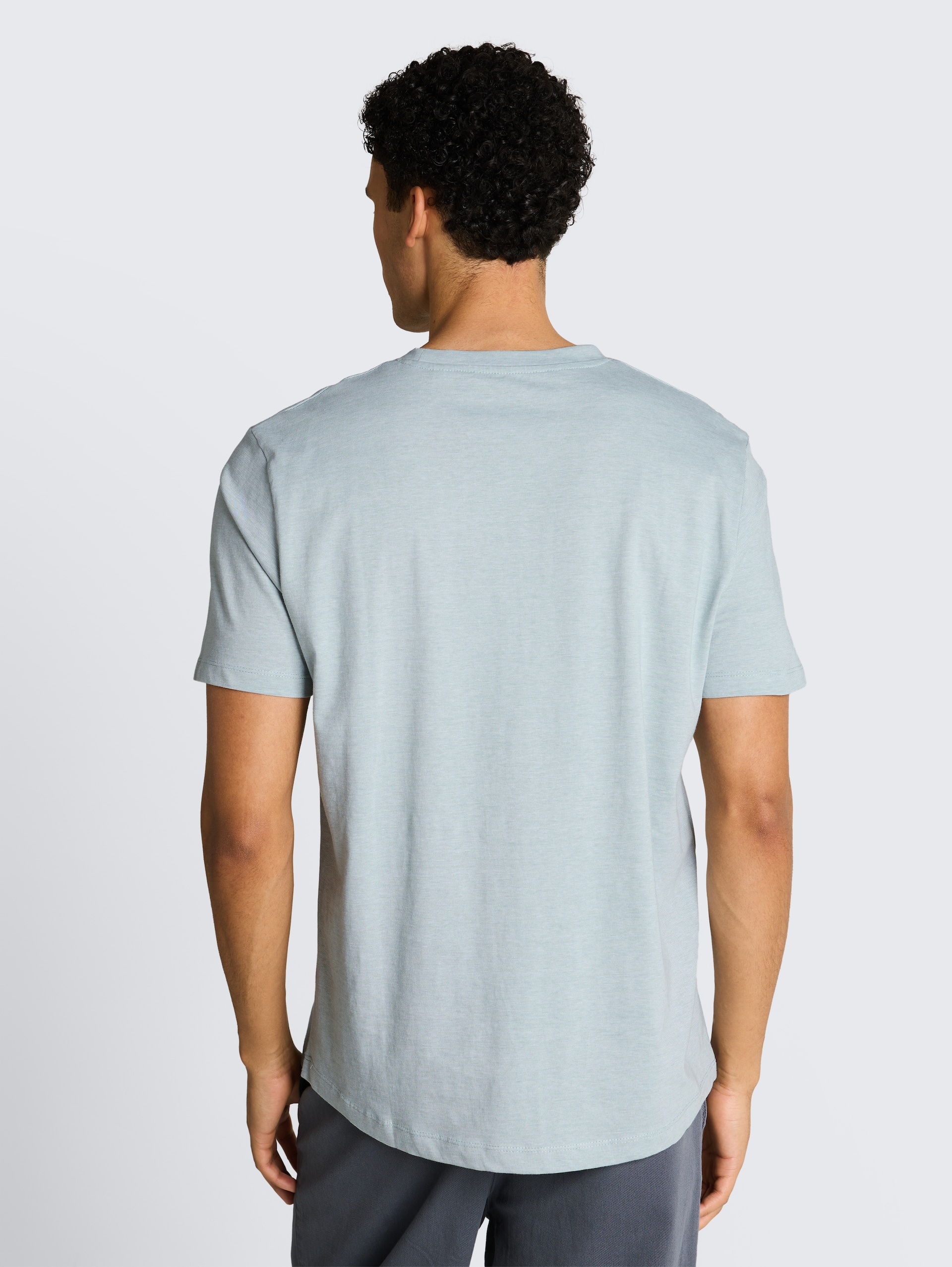 T-shirt met fijne streepjes - green white fine stripe - Neklijn model-achteraanzicht