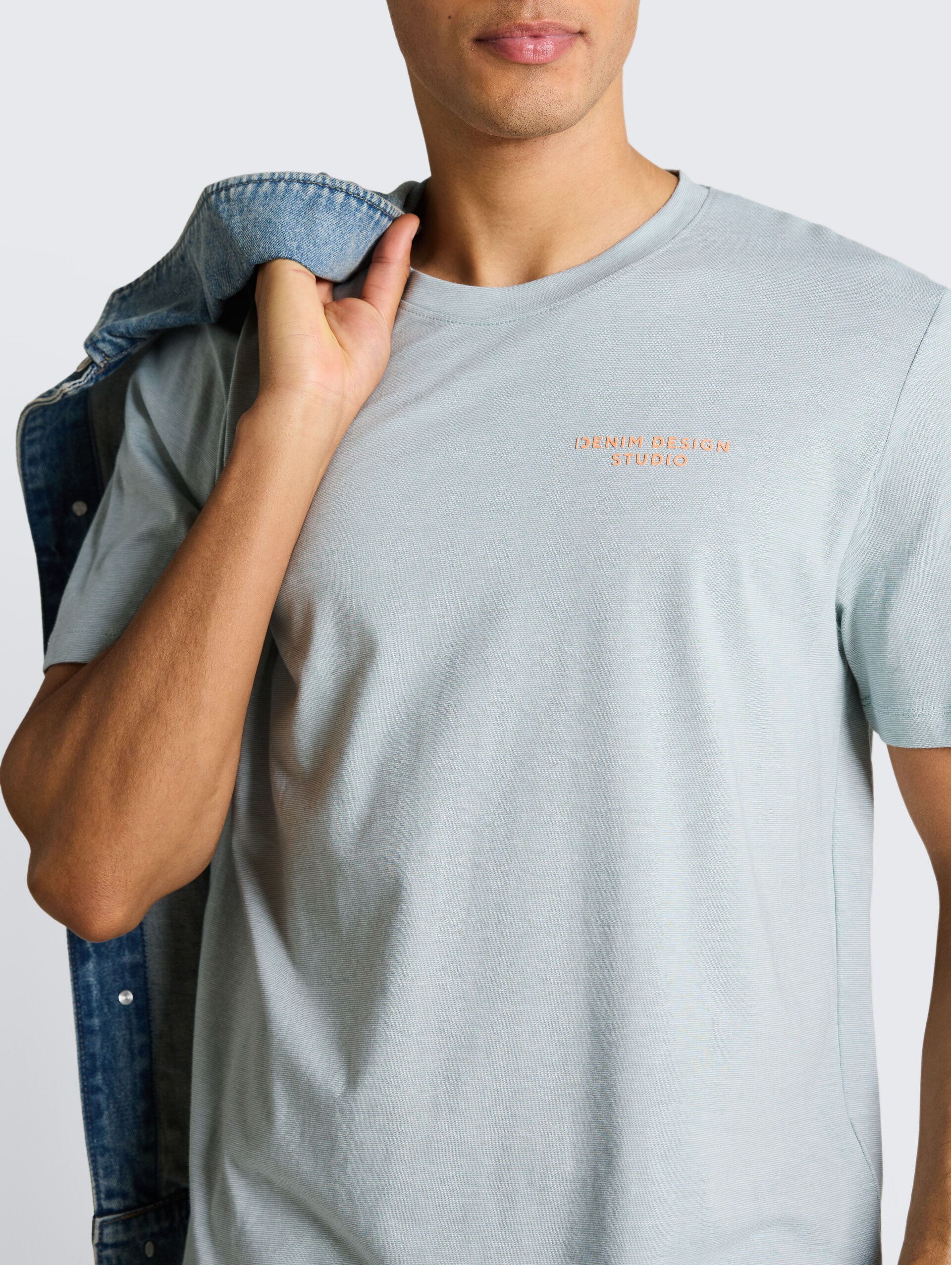 T-shirt met fijne streepjes - green white fine stripe - Detailaanzicht model