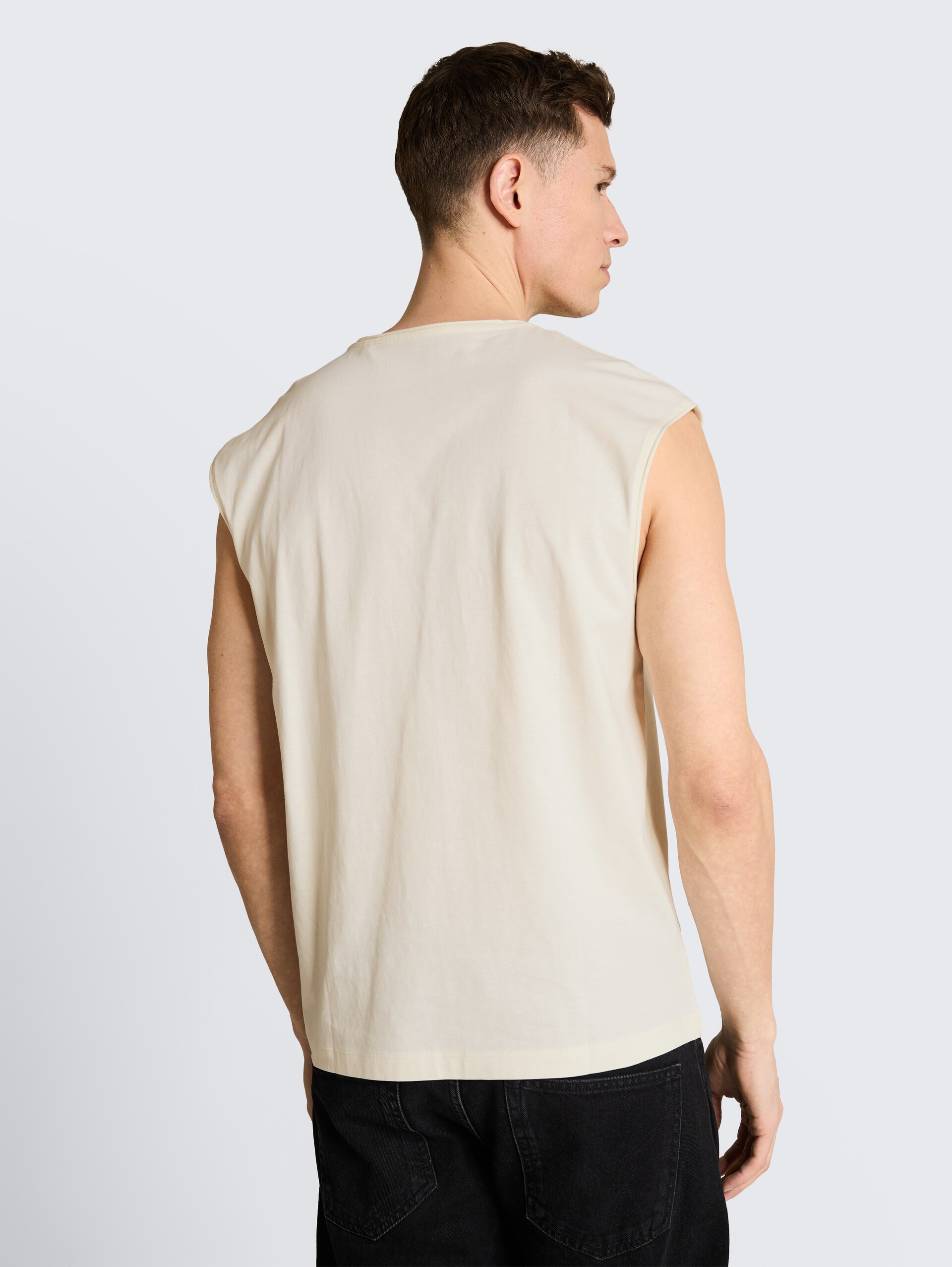 Tanktop met relaxte pasvorm en used-look - Wool White - Neklijn model-achteraanzicht