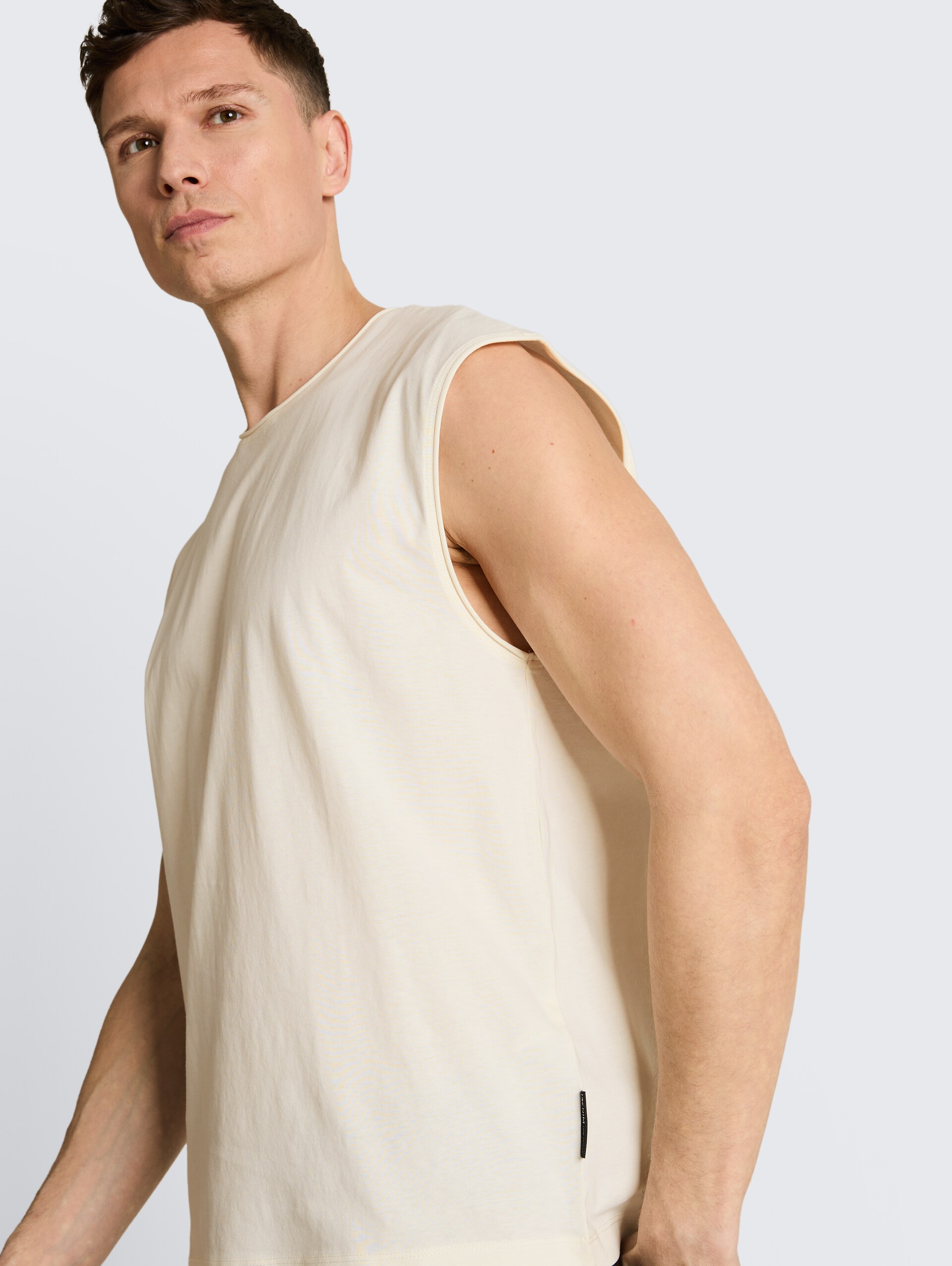 Tanktop met relaxte pasvorm en used-look - Wool White - Detailaanzicht model