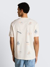 T-shirt met relaxte pasvorm en all-over print - wool white fun summer print - Neklijn model-achteraanzicht