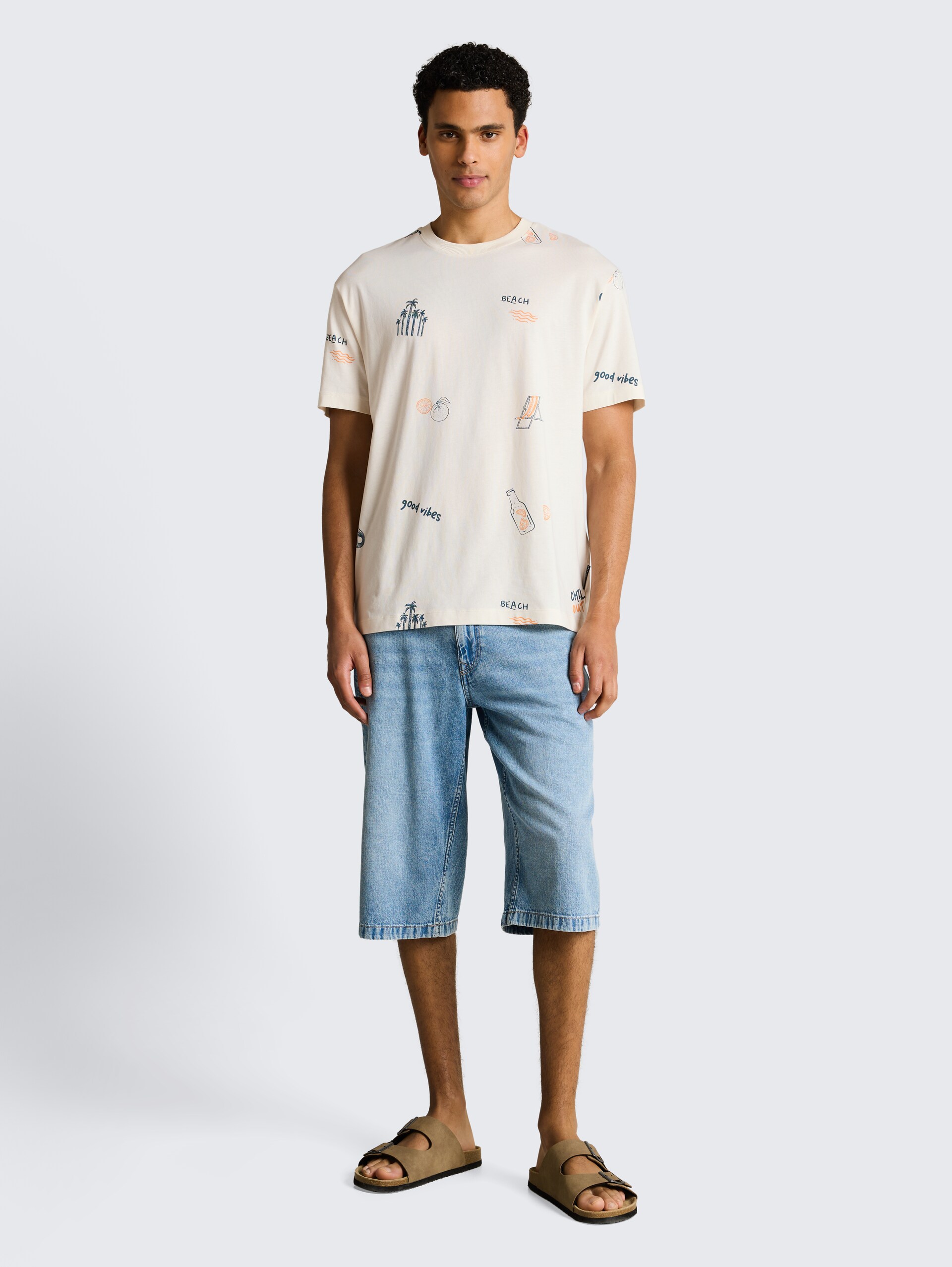 T-shirt met relaxte pasvorm en all-over print - wool white fun summer print - Model vooraanzicht