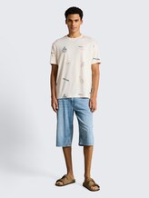 T-shirt met relaxte pasvorm en all-over print - wool white fun summer print - Model vooraanzicht