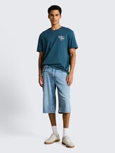 T-shirt met relaxte pasvorm en print op de rug - tide petrol - Model vooraanzicht