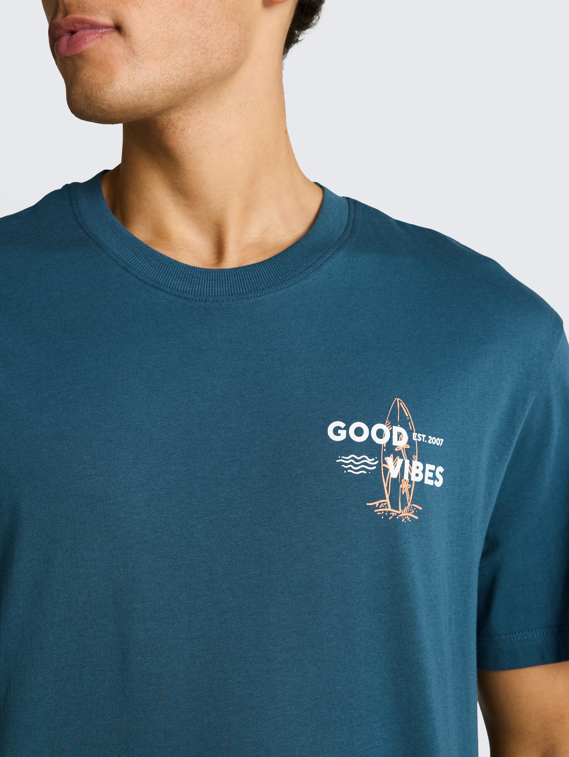 T-shirt met relaxte pasvorm en print op de rug - tide petrol - Detailaanzicht model