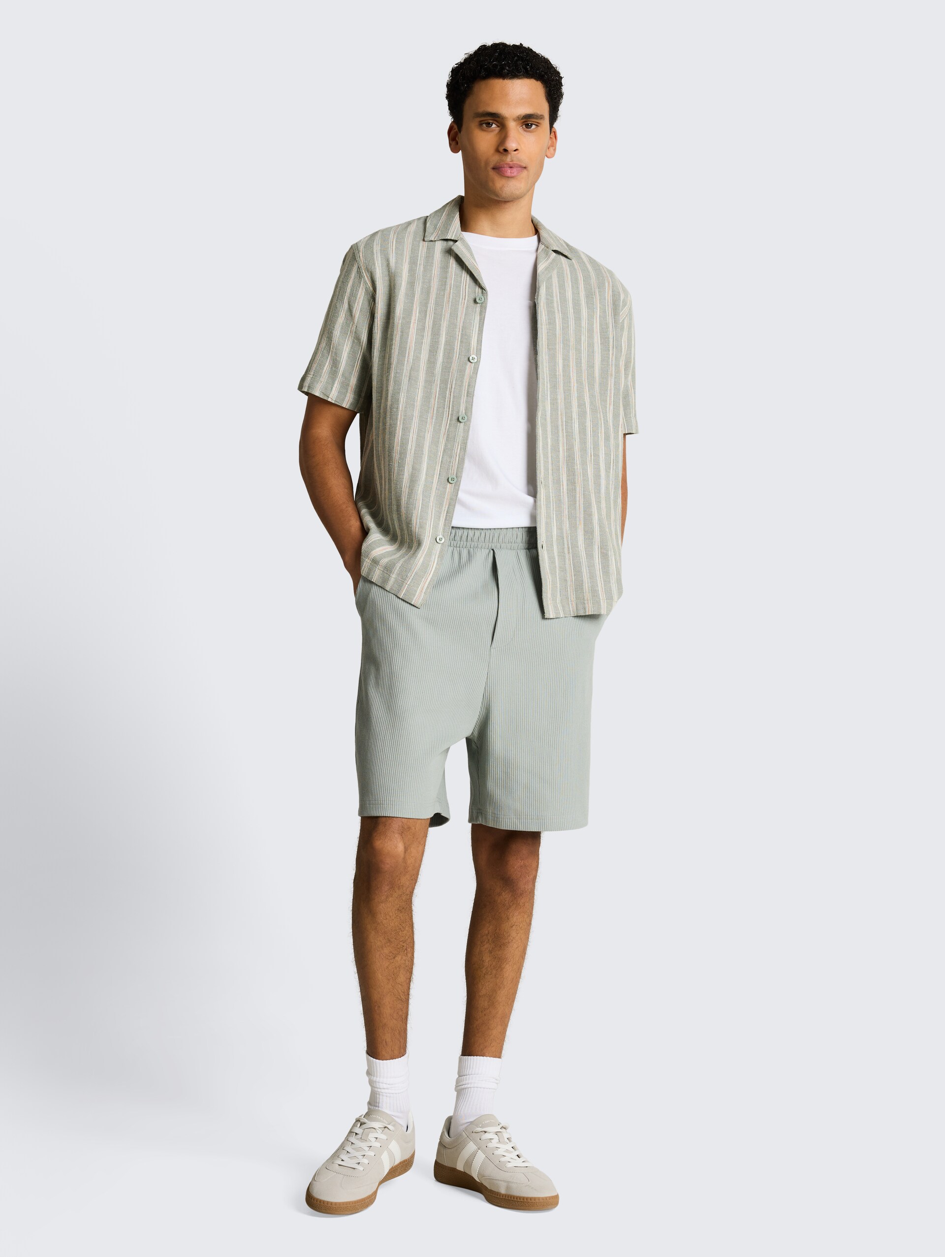 Sweatshorts met relaxte pasvorm - green mist - Model vooraanzicht