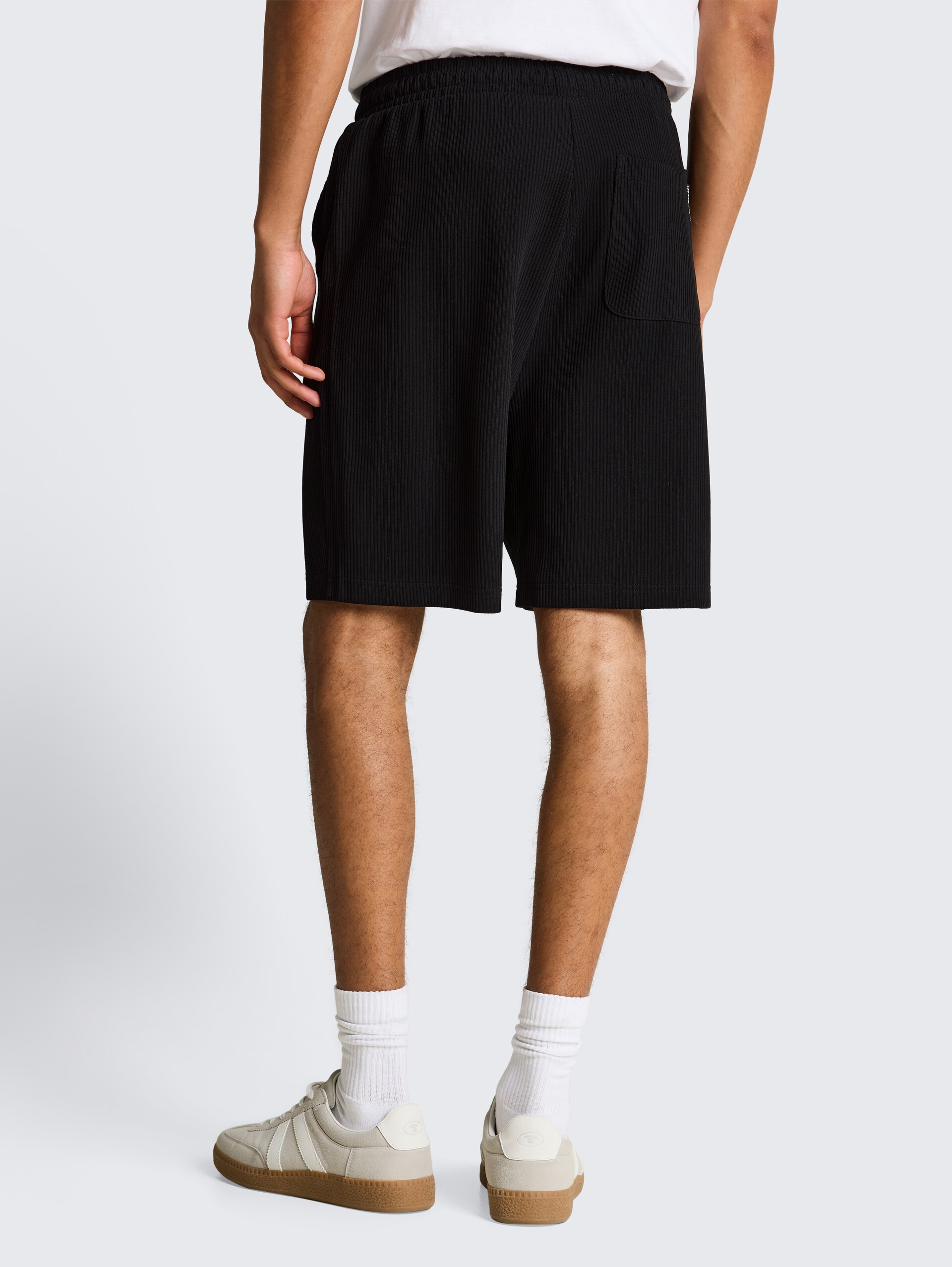 Sweatshorts met relaxte pasvorm - Black - Neklijn model-achteraanzicht