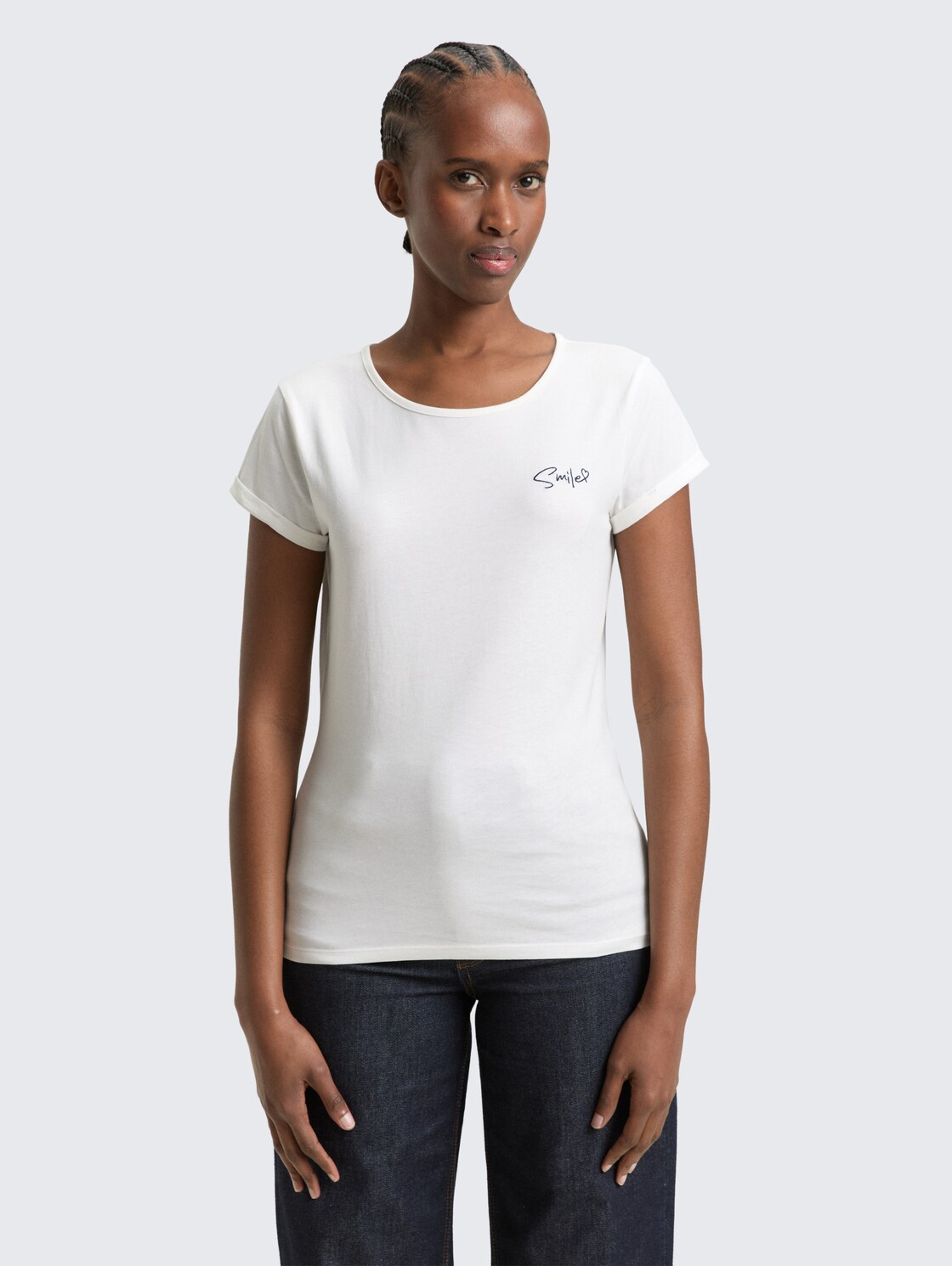 Slim Fit T-Shirt mit Stickerei - Whisper White - Ausschnitt Model-Vorderansicht