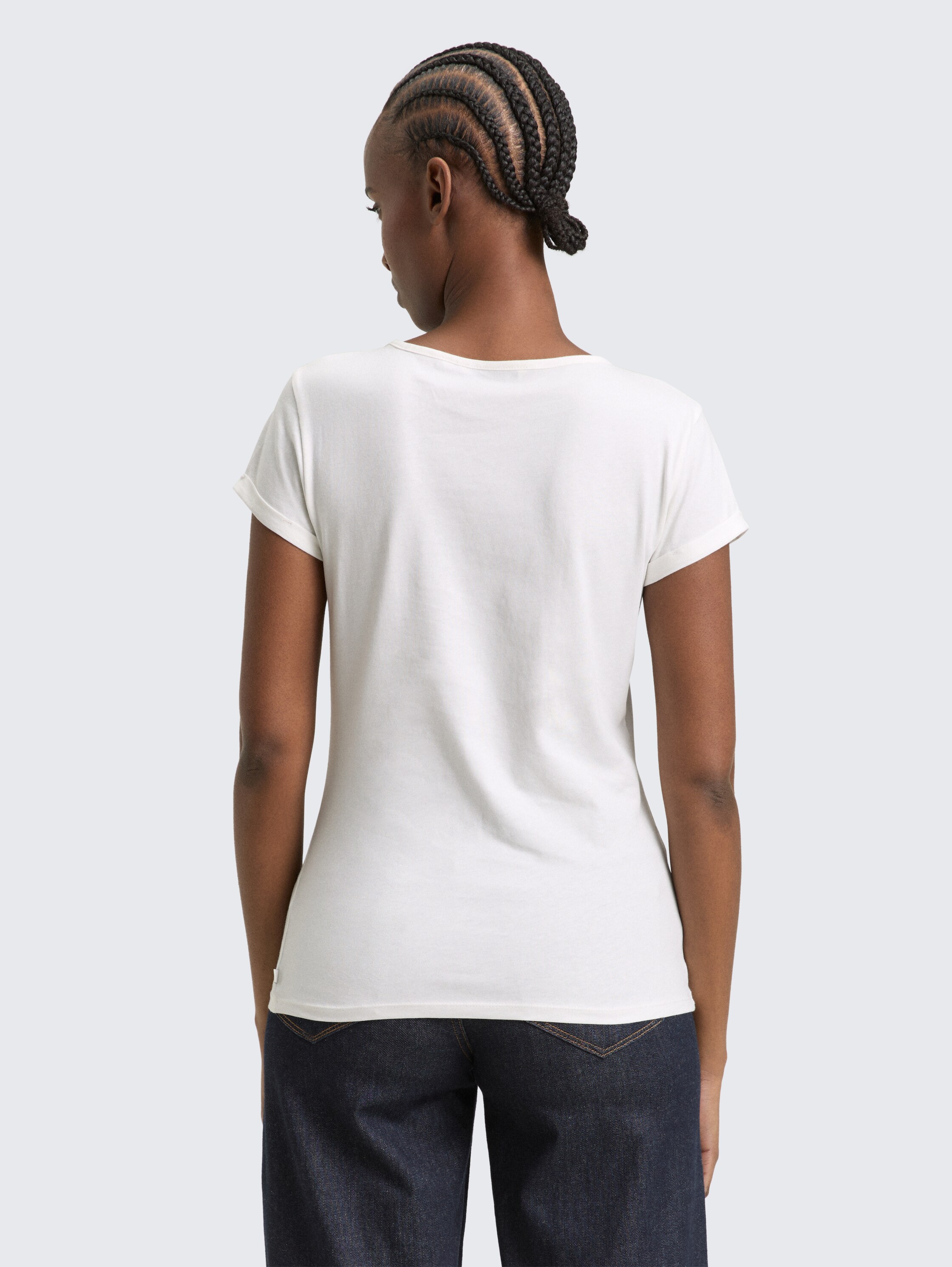 Slim Fit T-Shirt mit Stickerei - Whisper White - Auschnitt Model-Rückansicht
