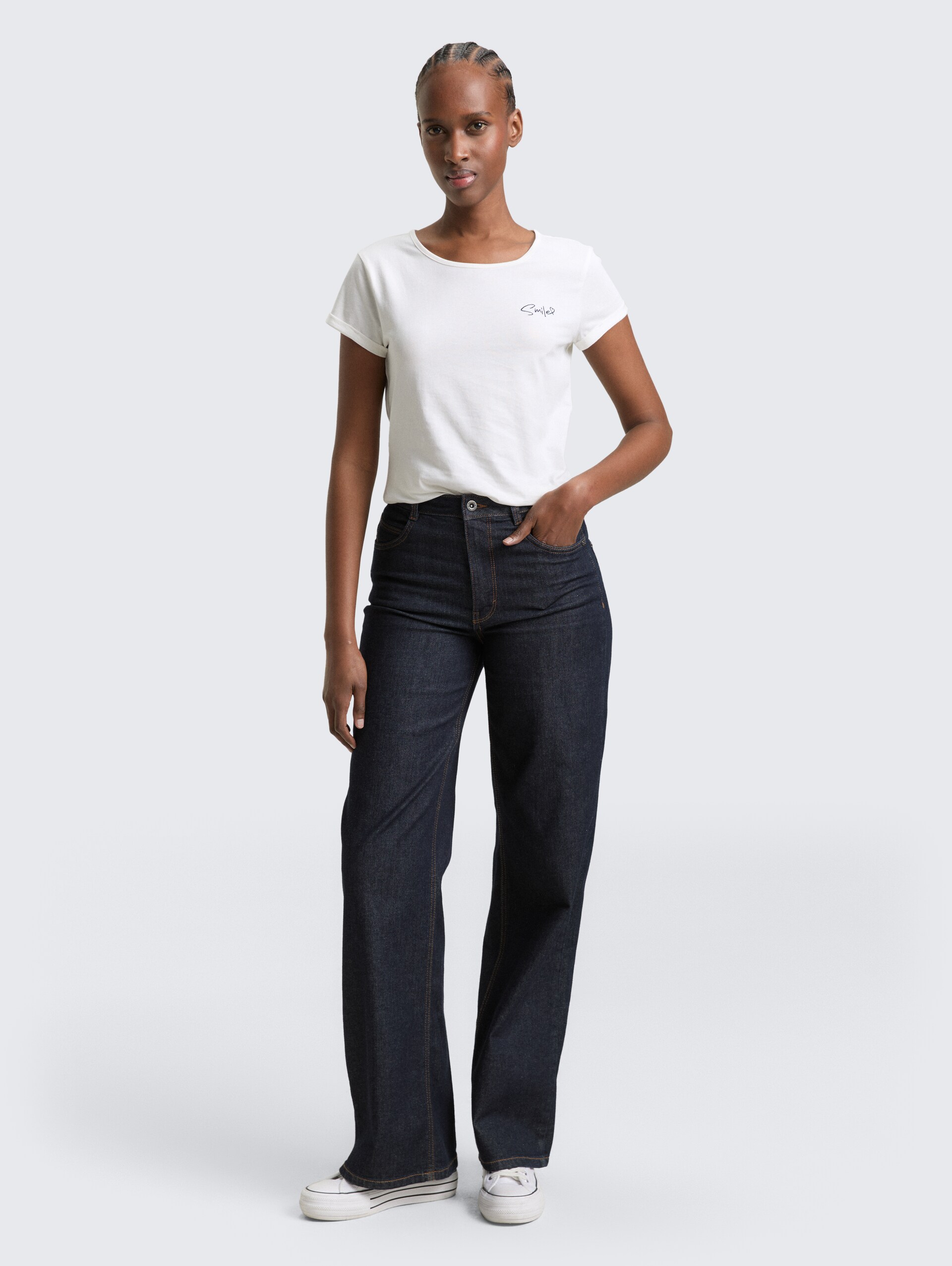 Slim Fit T-Shirt mit Stickerei - Whisper White - Model-Vorderansicht
