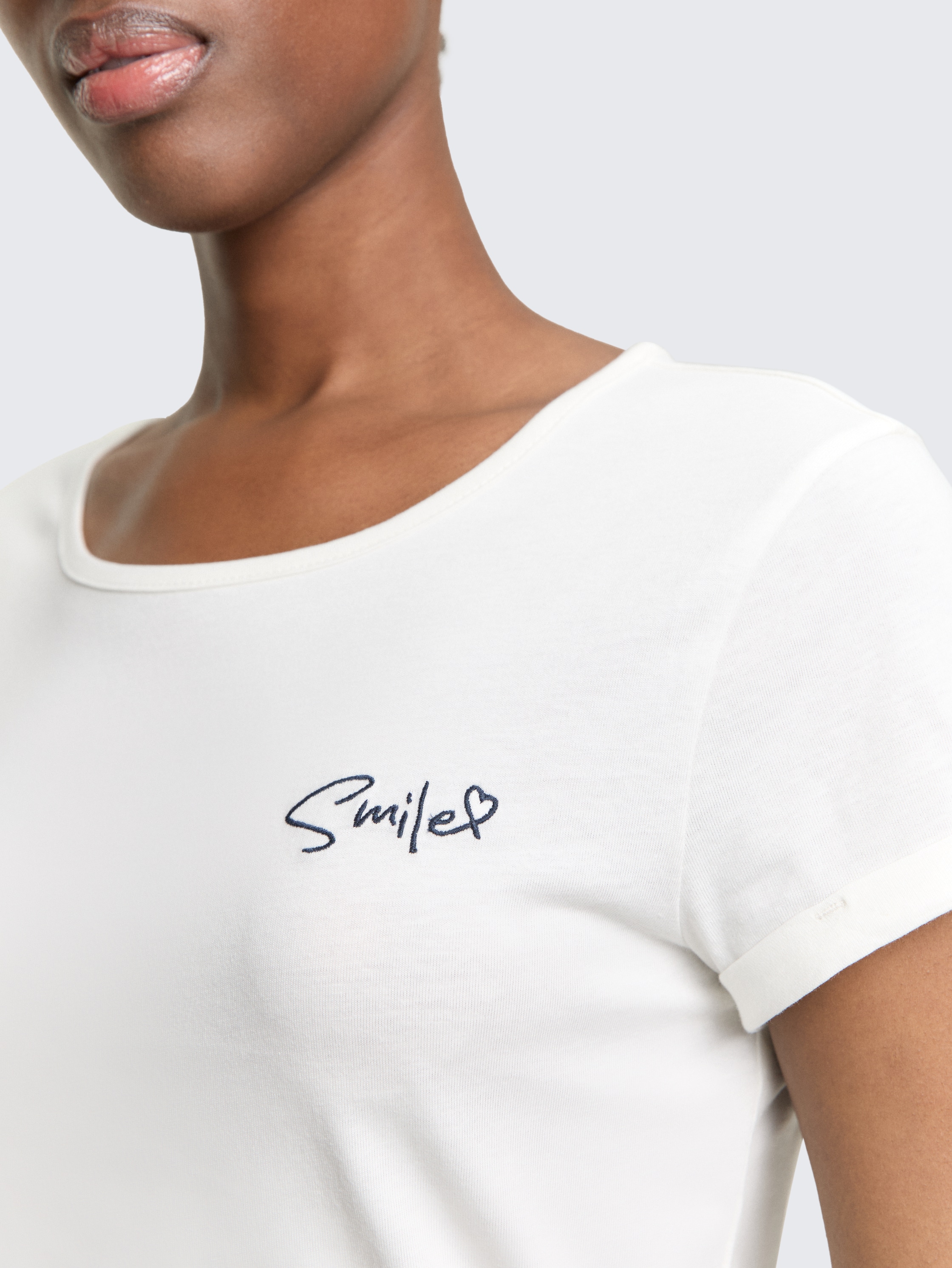 Slim Fit T-Shirt mit Stickerei - Whisper White - Detail-Model-Ansicht