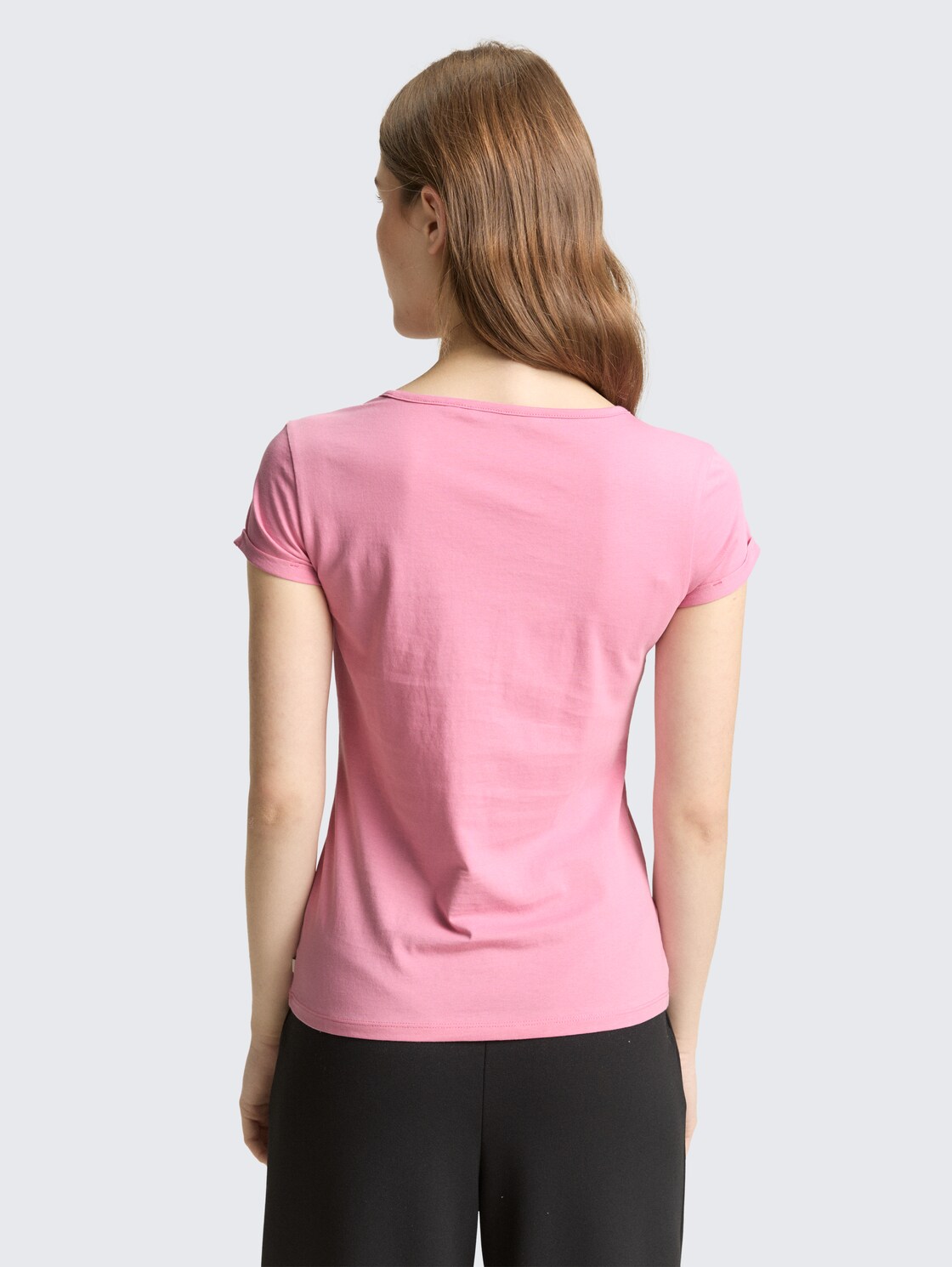 Slim Fit T-Shirt mit Stickerei - Soft Blush Rose - Auschnitt Model-Rückansicht