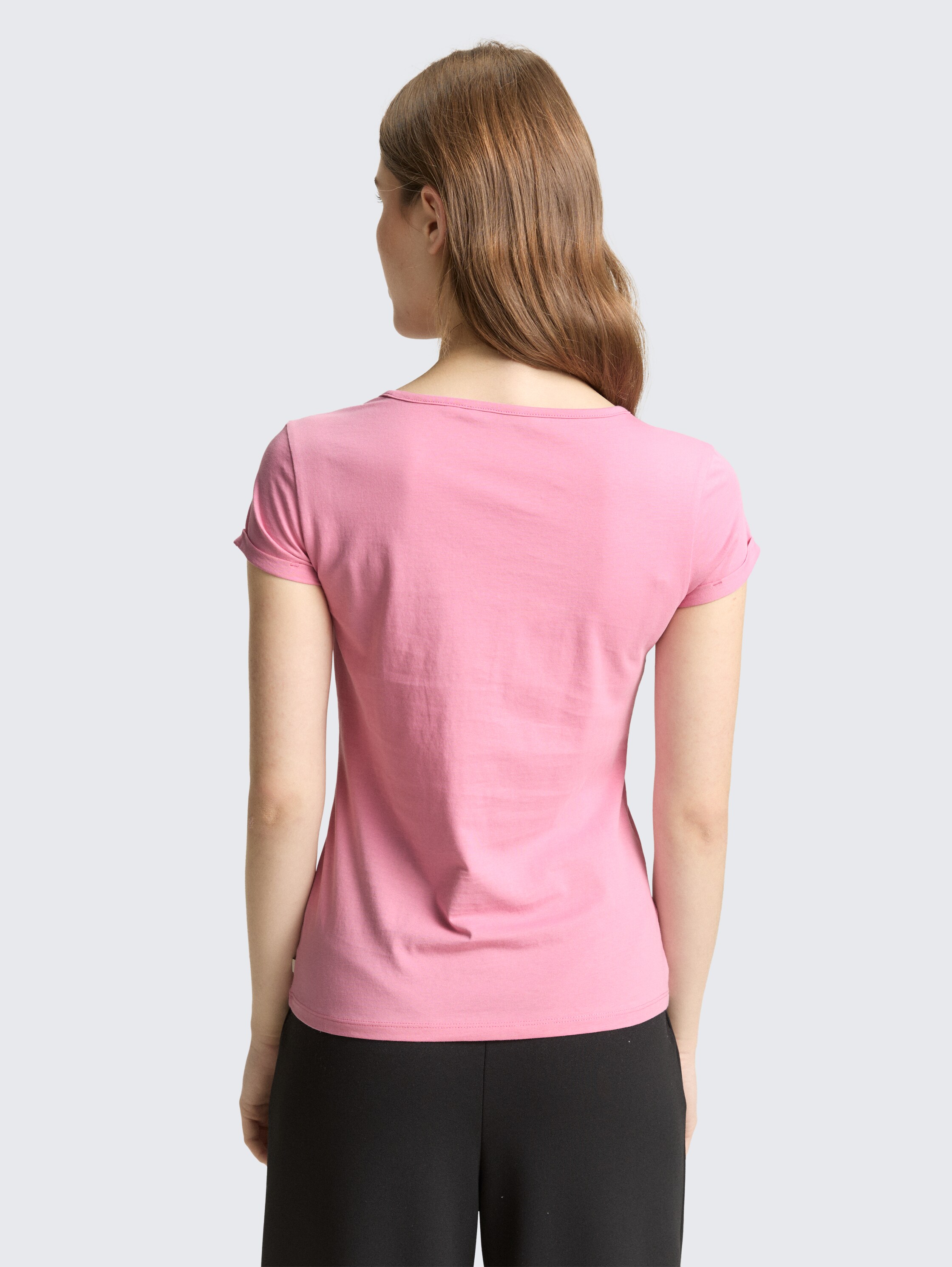 Slim Fit T-Shirt mit Stickerei - Soft Blush Rose - Auschnitt Model-Rückansicht