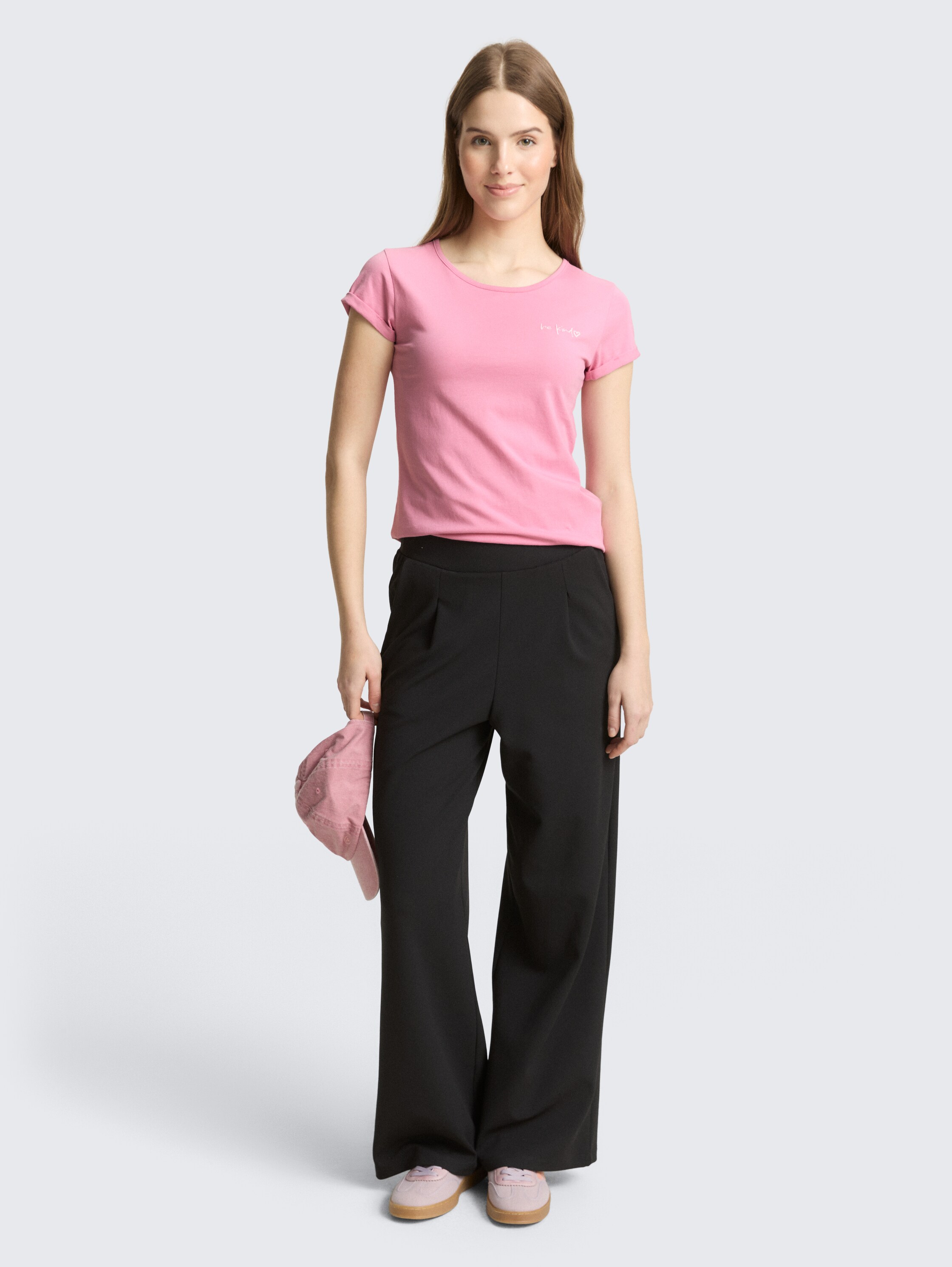 Slim Fit T-Shirt mit Stickerei - Soft Blush Rose - Model-Vorderansicht