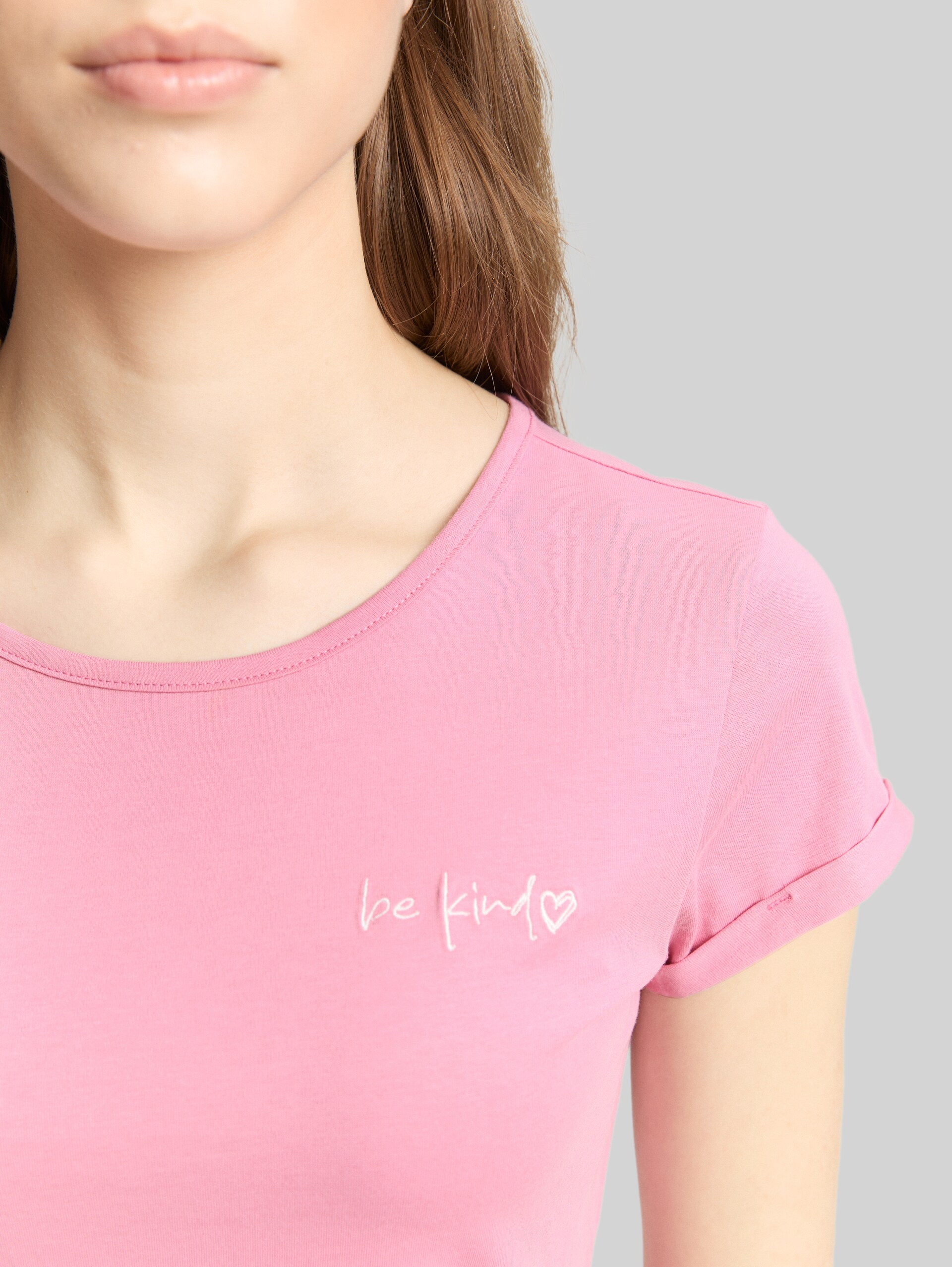 Slim fit T-shirt with embroidery - Soft Blush Rose - Detail model view
