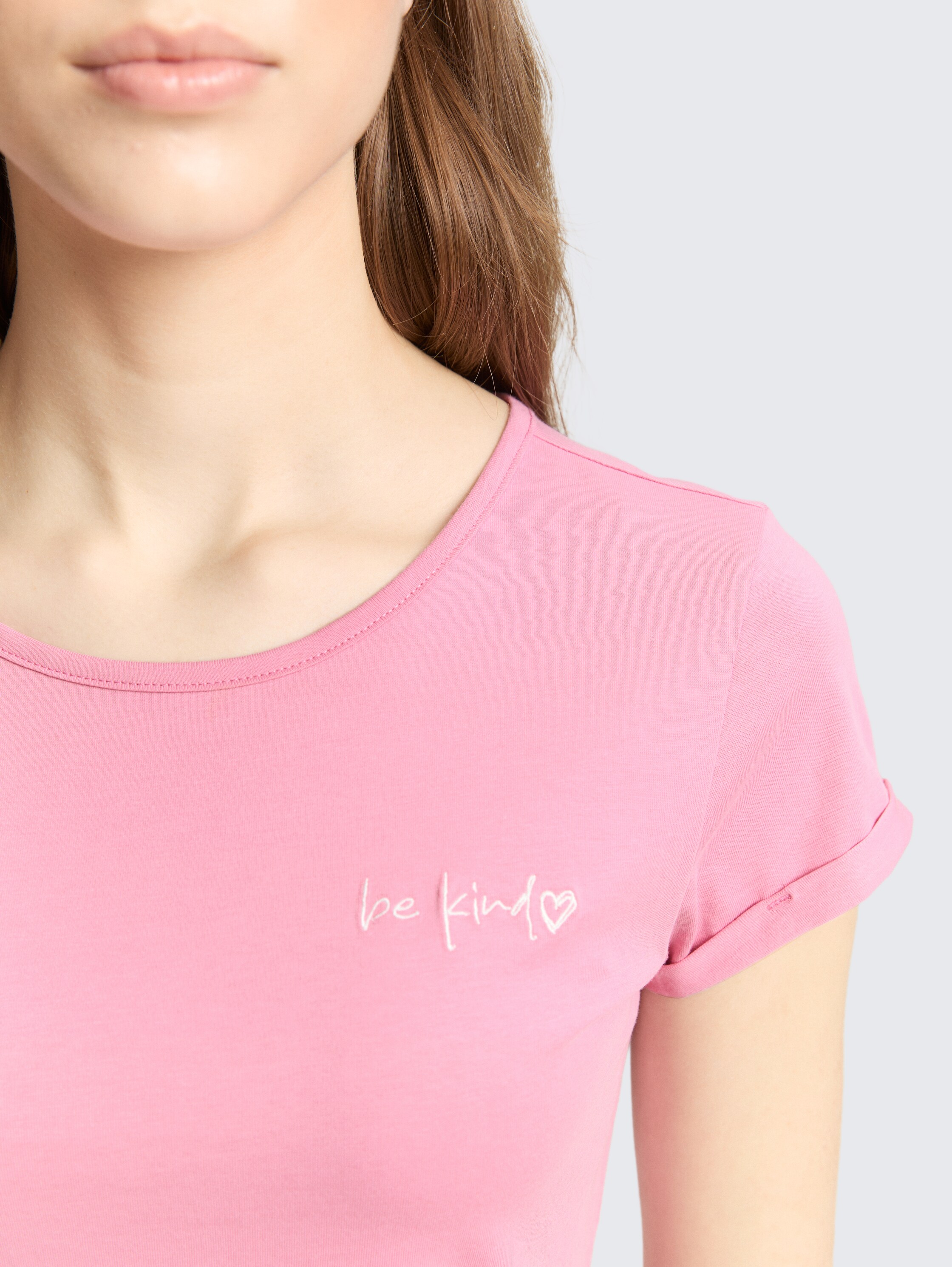 Slim Fit T-Shirt mit Stickerei - Soft Blush Rose - Detail-Model-Ansicht