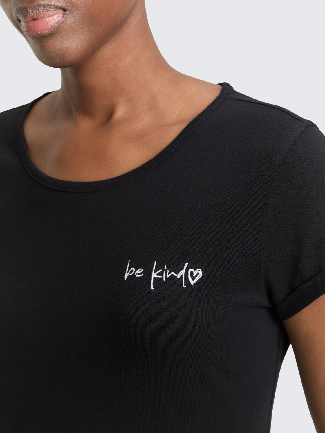 Slim Fit T-Shirt mit Stickerei - deep black - Detail-Model-Ansicht