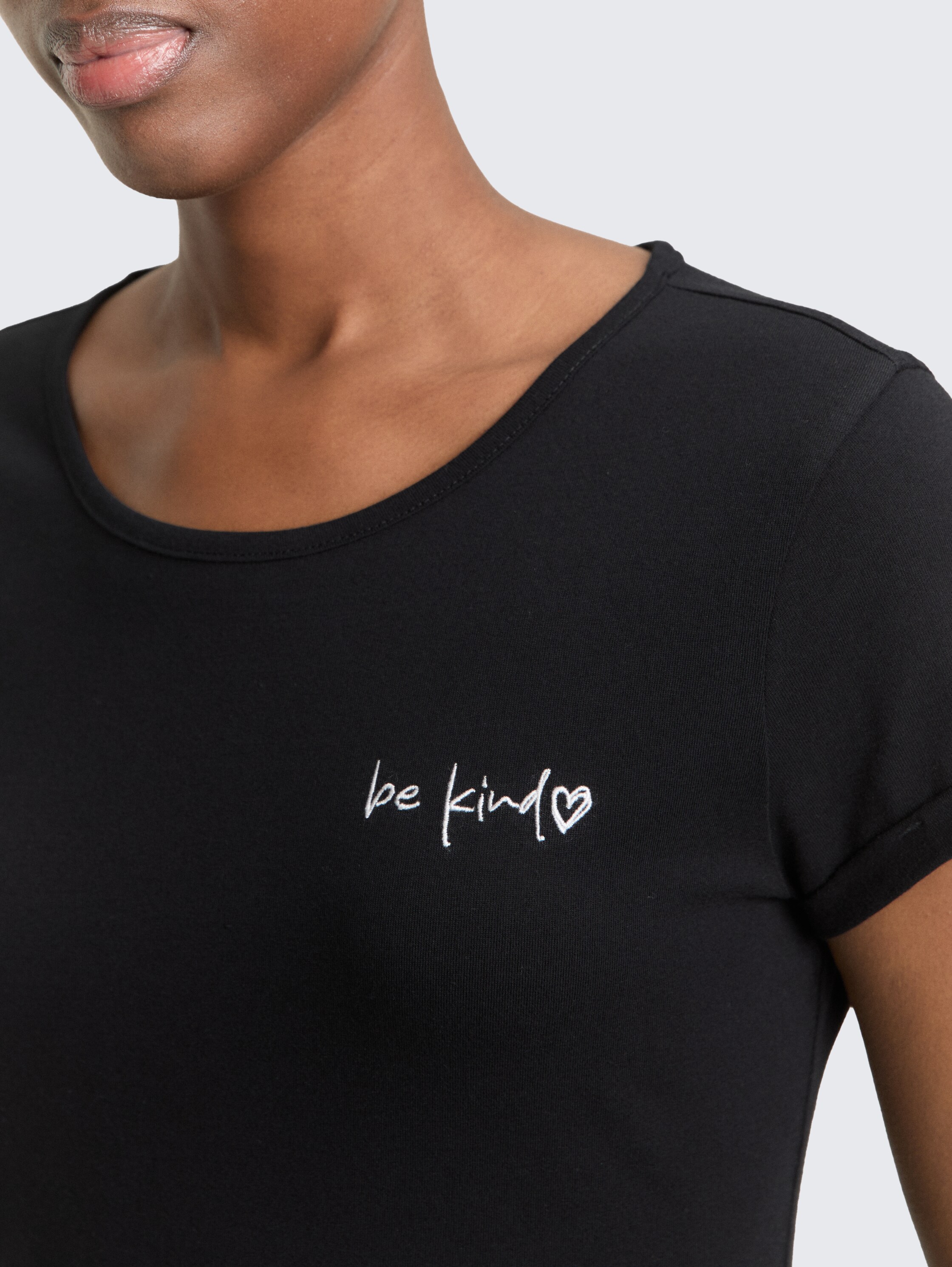 Slim Fit T-Shirt mit Stickerei - deep black - Detail-Model-Ansicht