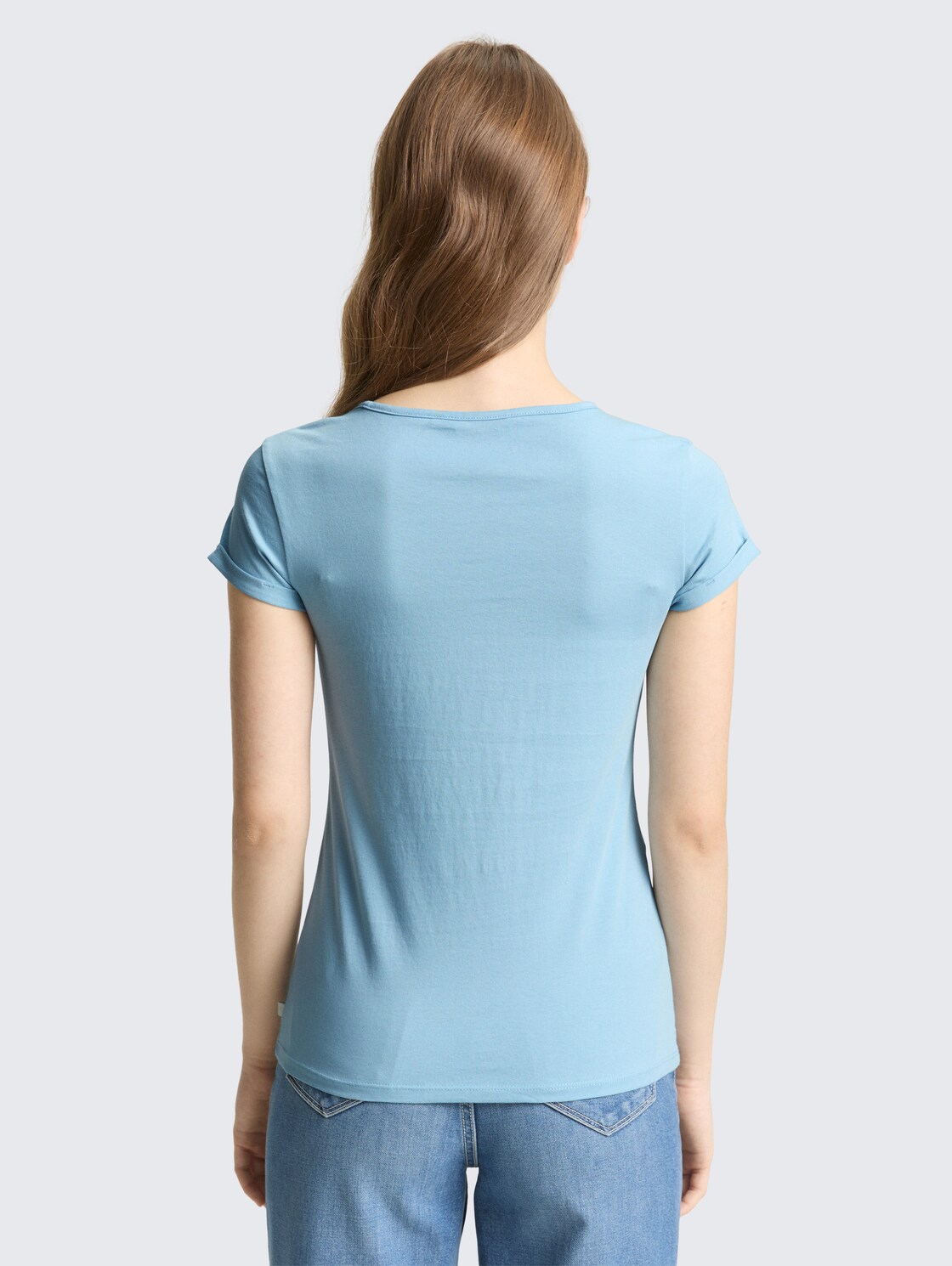 Slim Fit T-Shirt mit Stickerei - calm cloud blue - Auschnitt Model-Rückansicht