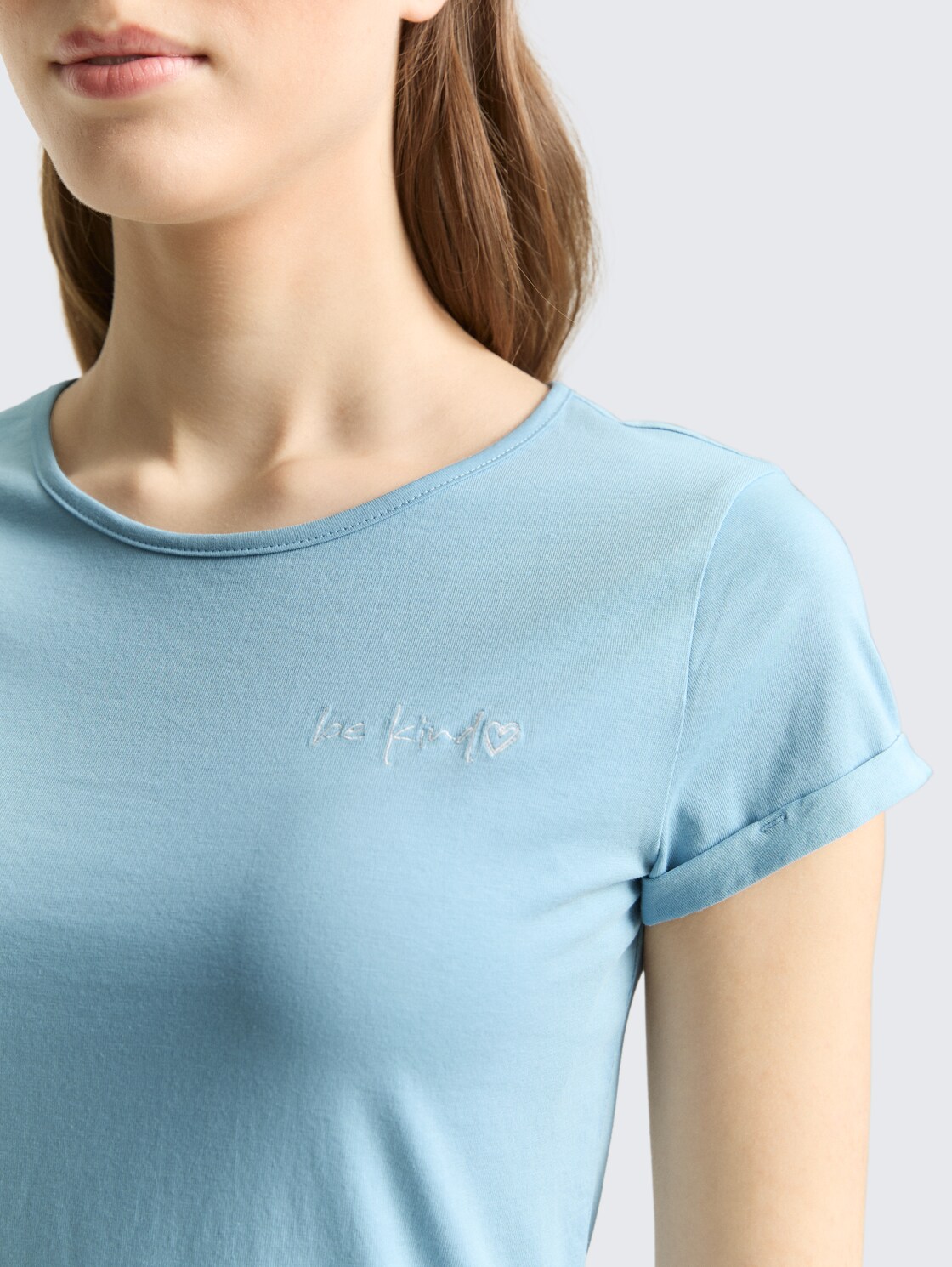 Slim Fit T-Shirt mit Stickerei - calm cloud blue - Detail-Model-Ansicht