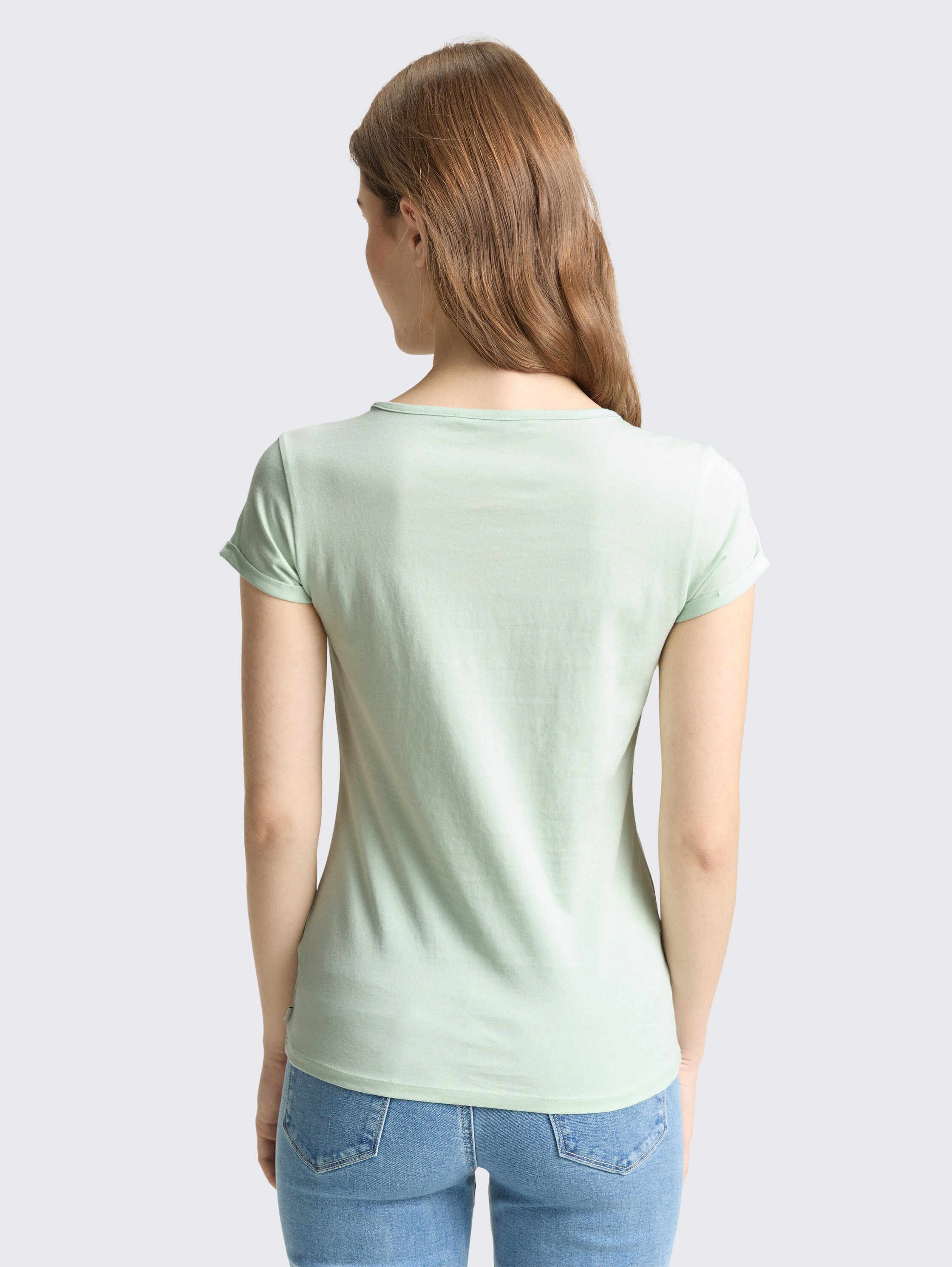Slim Fit T-Shirt mit Stickerei - light matcha green - Auschnitt Model-Rückansicht