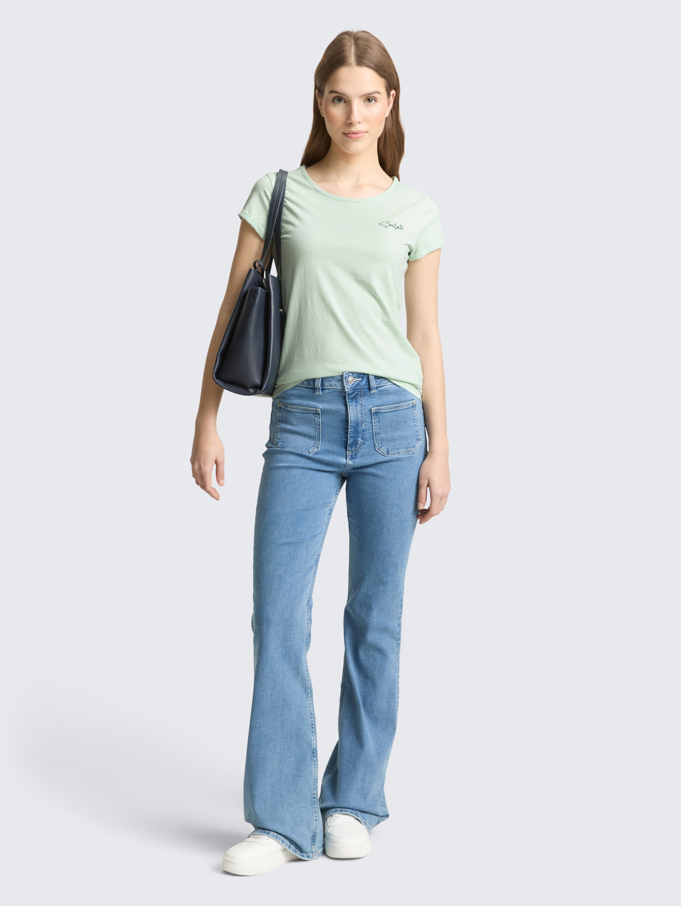 Slim Fit T-Shirt mit Stickerei - light matcha green - Model-Vorderansicht