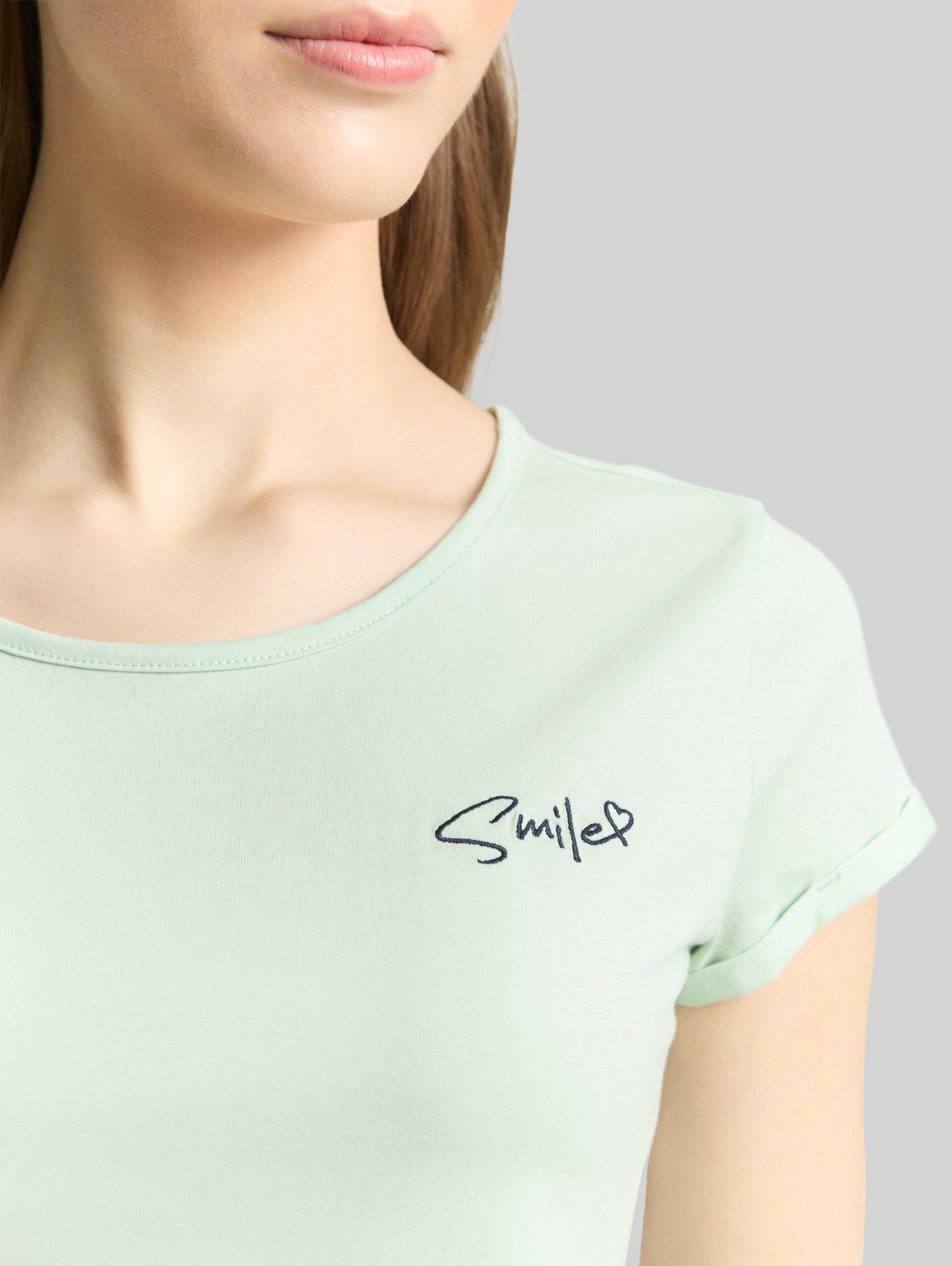 Slim fit T-shirt with embroidery - light matcha green - Detail model view