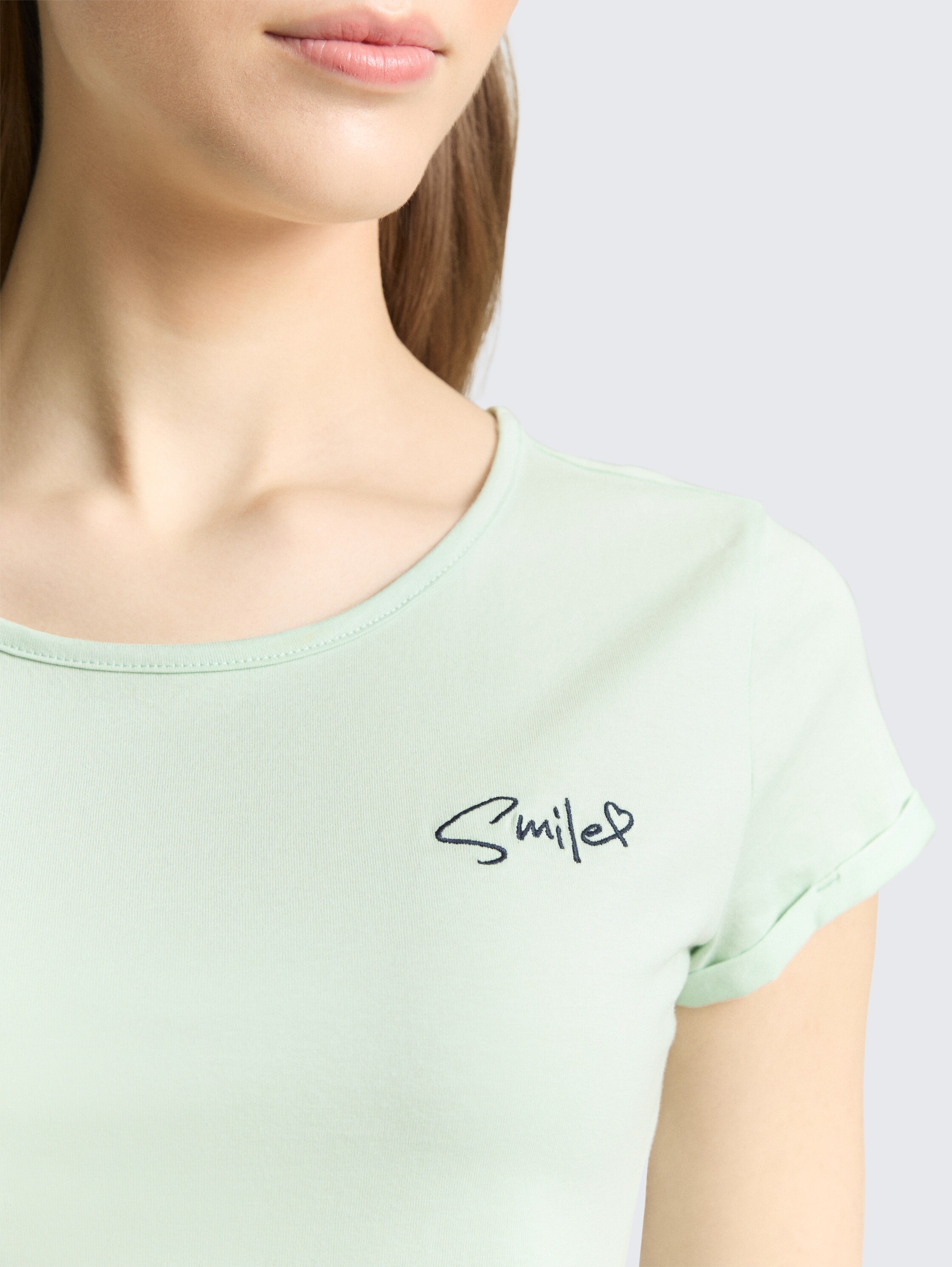 Slim Fit T-Shirt mit Stickerei - light matcha green - Detail-Model-Ansicht