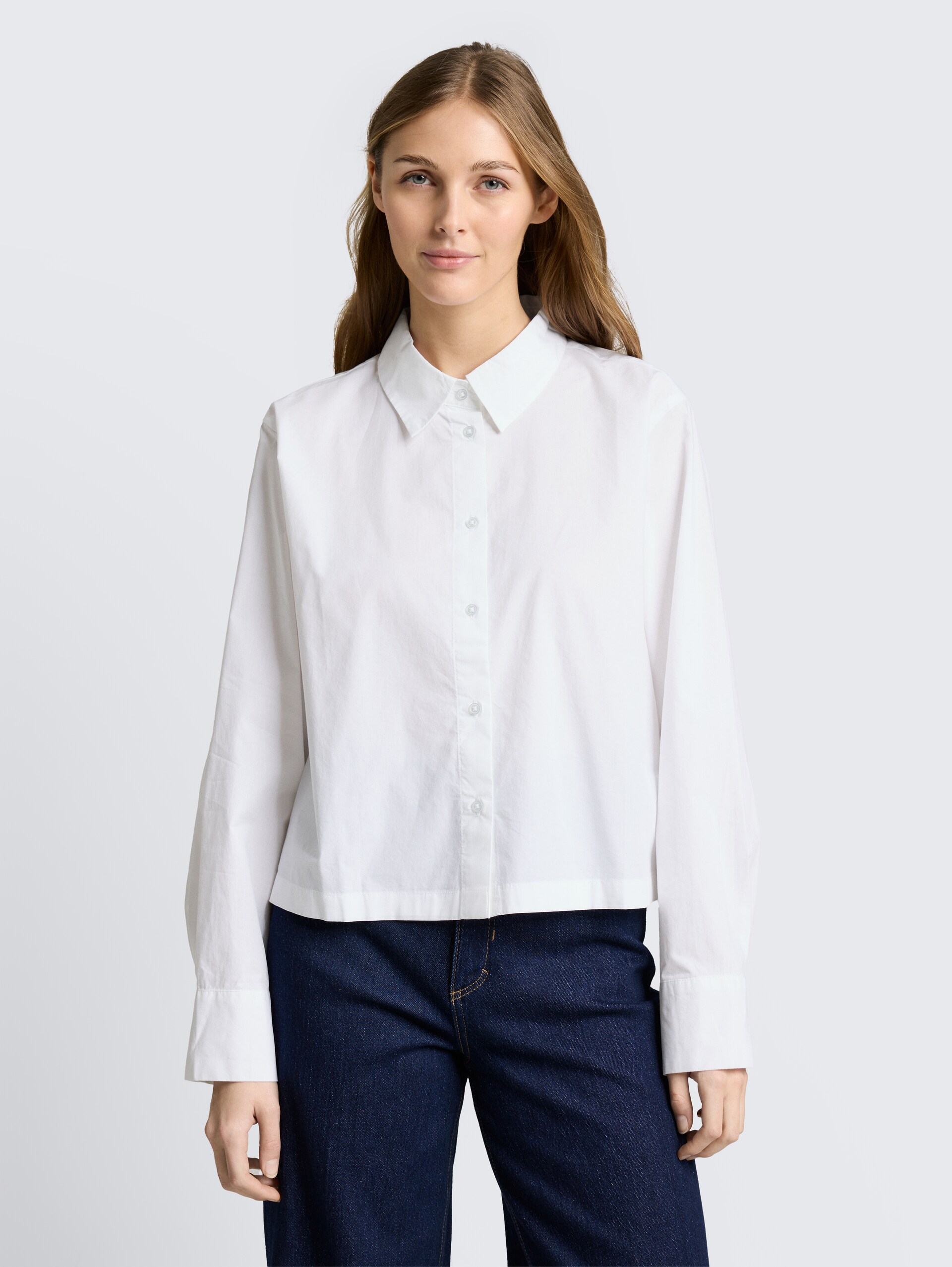 Boxy Fit Hemdbluse aus Baumwolle - White - Ausschnitt Model-Vorderansicht
