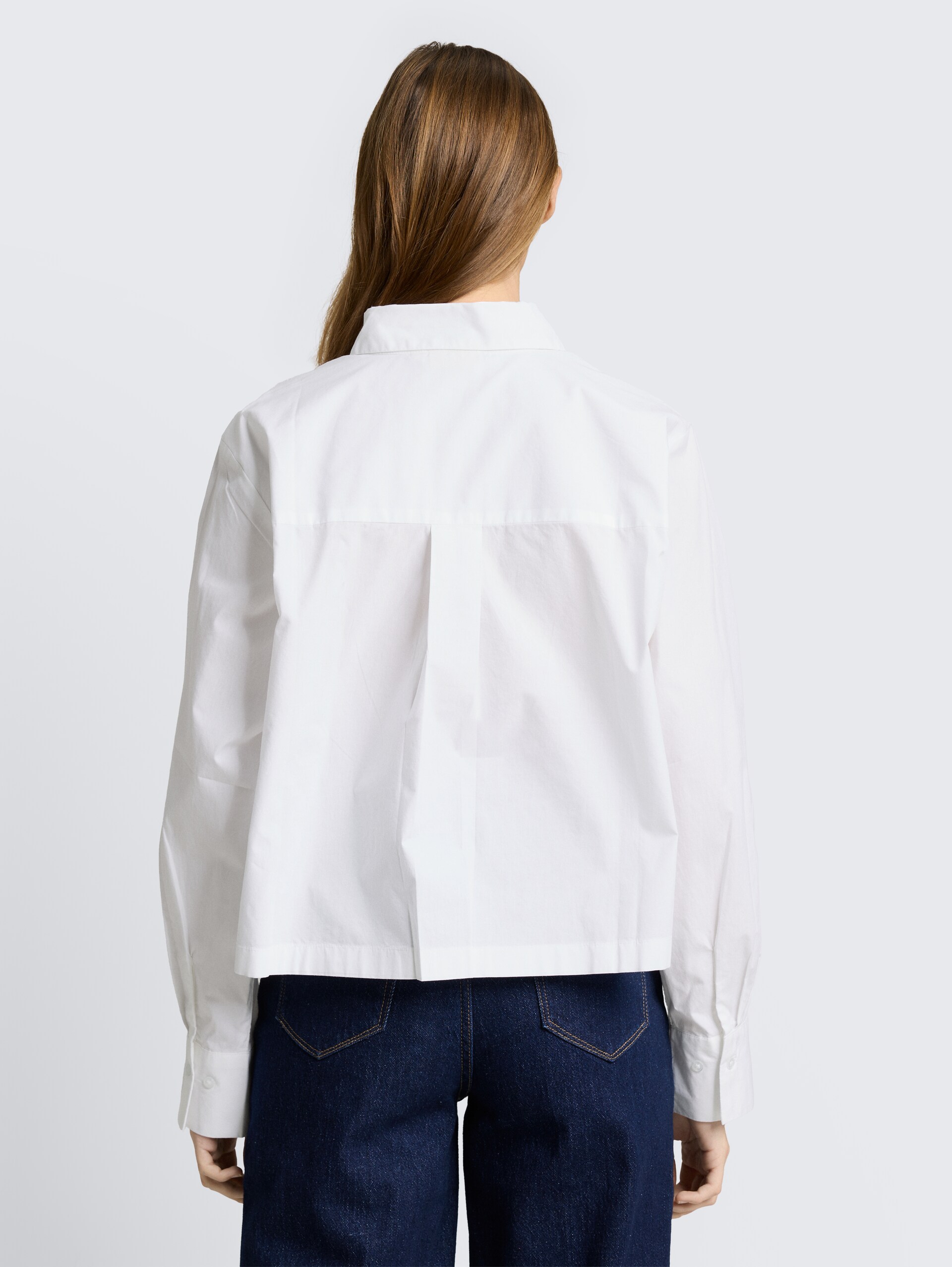 Boxy Fit Hemdbluse aus Baumwolle - White - Auschnitt Model-Rückansicht